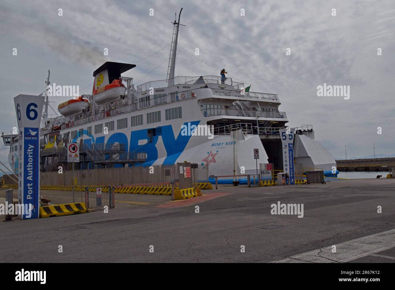 Moby Lines traghetto MS Moby Kiss attraccato a Piombino, Italia e carico per rotte verso la Corsica o l'Elba. La nave è dipinta con Looney Tunes cartoni animati aprile 23 Foto Stock