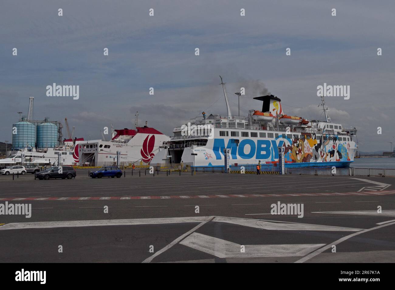 Moby Lines traghetto MS Moby Kiss attraccato a Piombino, Italia e carico per rotte verso la Corsica o l'Elba. La nave è dipinta con Looney Tunes cartoni animati aprile 23 Foto Stock
