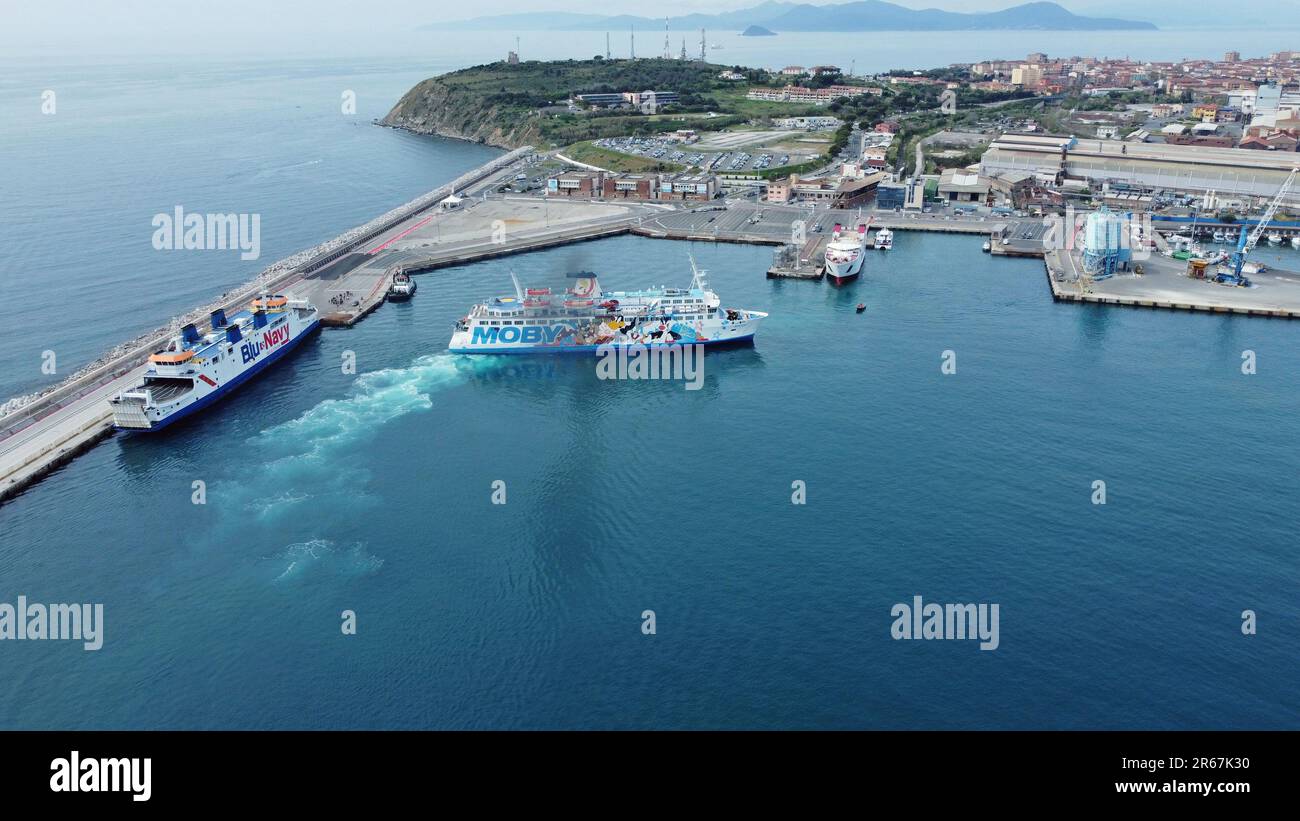 Moby Lines traghetti MS Moby Kiss attracco nel porto di Piombino, Italia per le rotte per la Corsica o l'Elba. La nave è dipinta con Looney Tunes cartoni animati aprile 23 Foto Stock