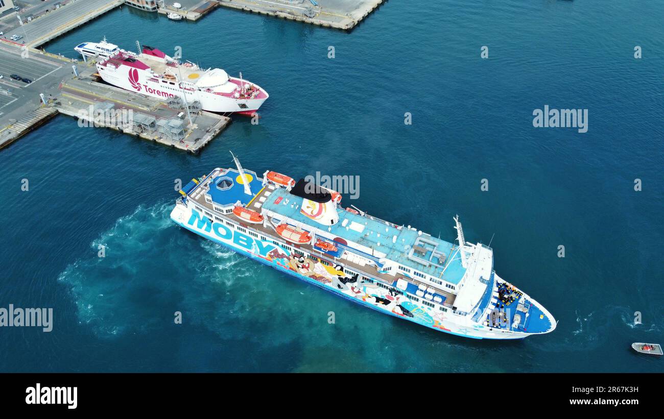 Moby Lines traghetti MS Moby Kiss attracco nel porto di Piombino, Italia per le rotte per la Corsica o l'Elba. La nave è dipinta con Looney Tunes cartoni animati aprile 23 Foto Stock