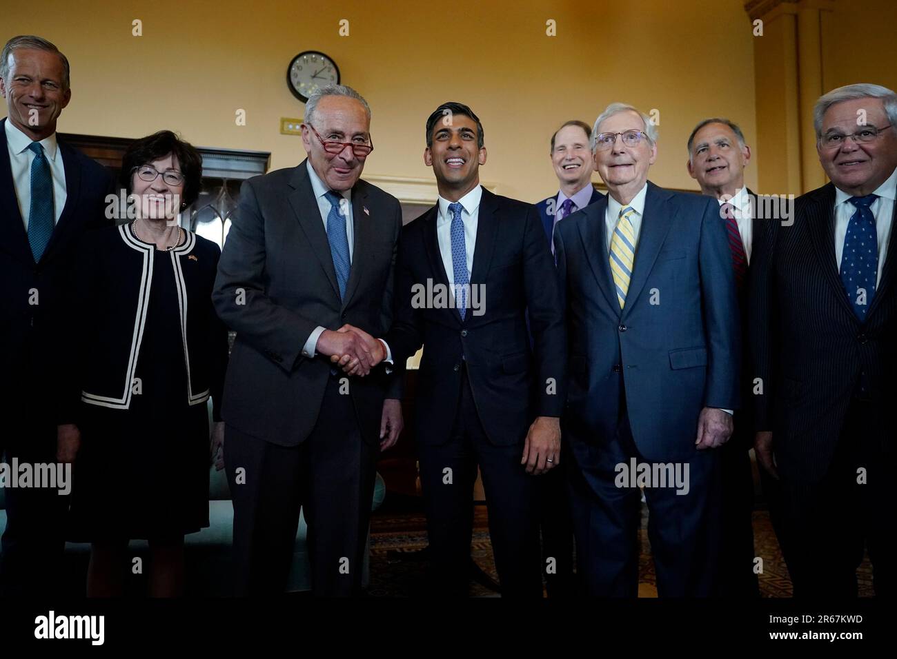 Il primo ministro Rishi Sunak (al centro) incontra il senatore Susan Collins, il leader di maggioranza del Senato americano Chuck Schumer (al centro a sinistra) e il leader di minoranza del Senato americano Mitch McConnell (al centro a destra) a Capitol Hill, durante la sua visita a Washington DC negli Stati Uniti. Data immagine: Mercoledì 7 giugno 2023. Foto Stock