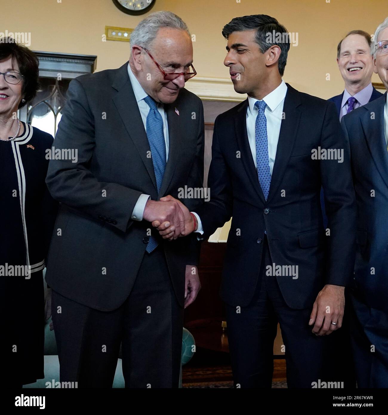Il primo ministro Rishi Sunak (a destra) stringe le mani con il leader di maggioranza del Senato americano Chuck Schumer a Capitol Hill durante la sua visita a Washington DC negli Stati Uniti. Data immagine: Mercoledì 7 giugno 2023. Foto Stock