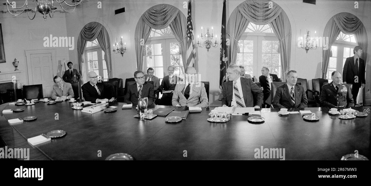 Il Presidente Gerald Ford ha incontrato il Consiglio di sicurezza Nazionale nella Sala del Gabinetto della Casa Bianca. Il Presidente Ford ha preso posto a un tavolo con William E. Colby, Direttore della CIA; Robert S. Ingersoll, Vice Segretario di Stato; Henry Kissinger, Segretario di Stato; James R. Schlesinger, Segretario alla Difesa; William P. Clements, Jr., Vice Segretario della Difesa; George S. Brown, Presidente dei Capi congiunti. Foto Stock