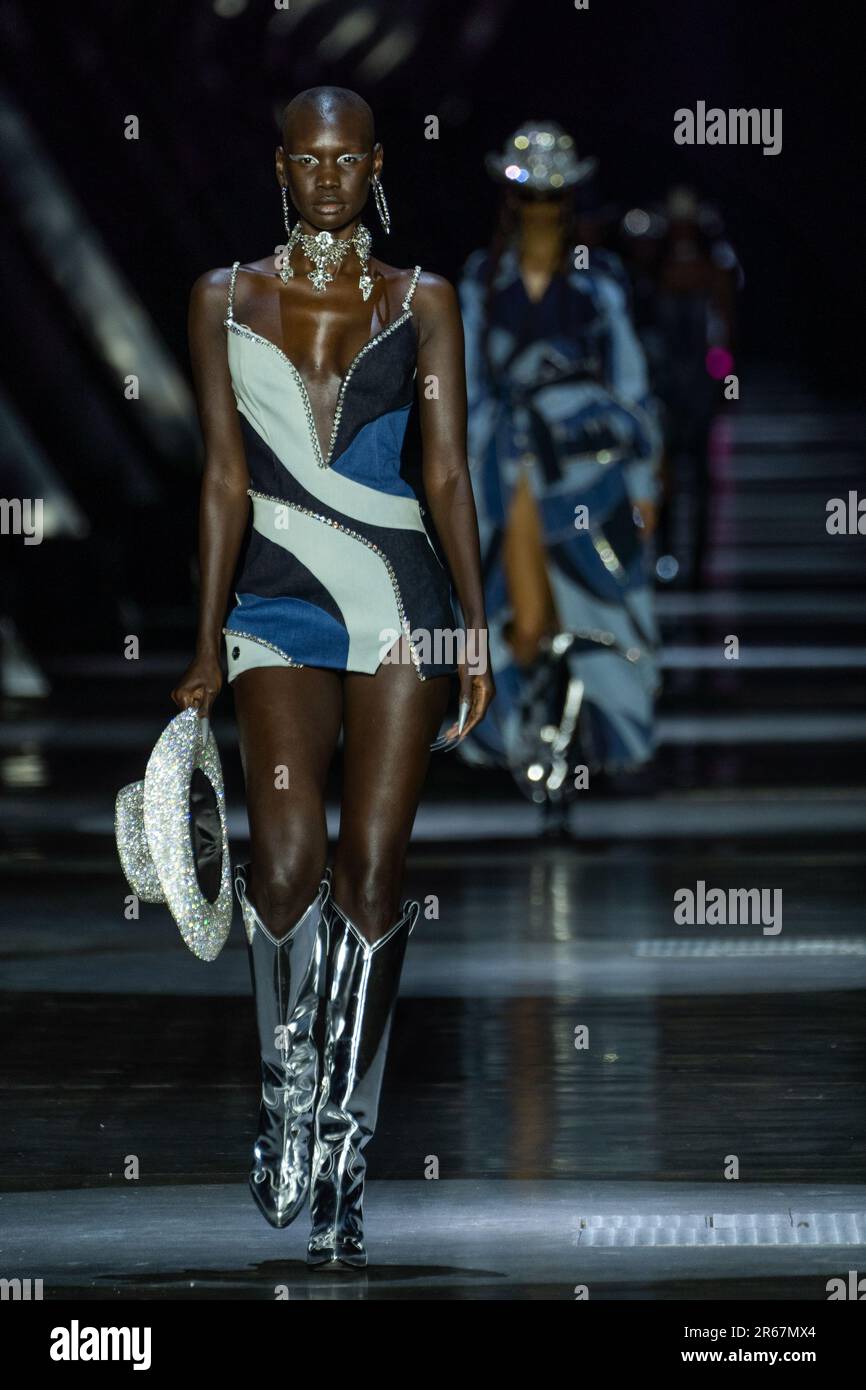 MILANO, ITALIA - FEBBRAIO 25: Un modello cammina sulla pista alla sfilata di moda Philipp Plein durante la settimana della moda di Milano Womenswear Autunno/Inverno 2023/2024 Foto Stock
