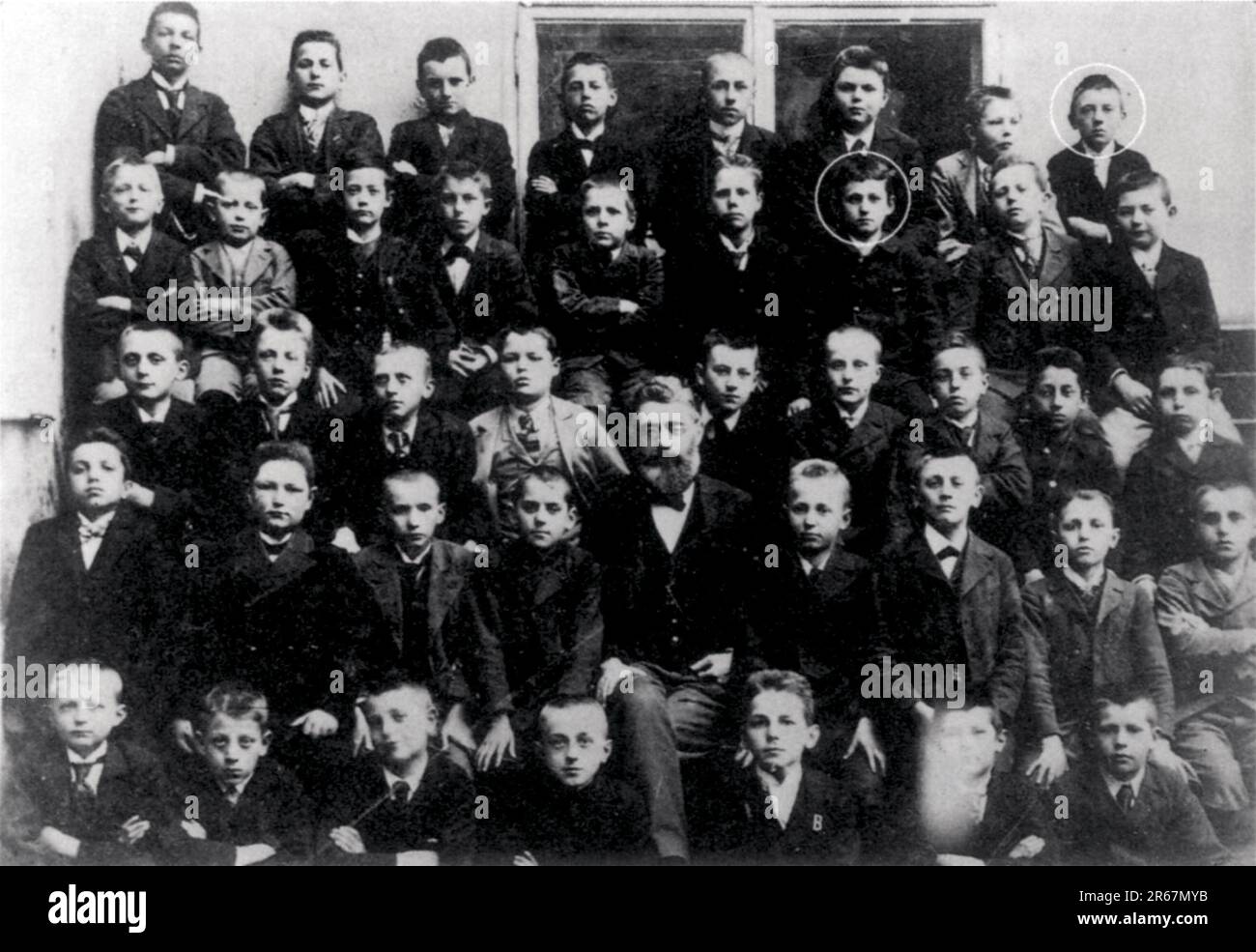 Adolf Hitler da bambino. Foto di classe alla Realschule nel 1901, il giovane Adolf Hitler nell'ultima fila a destra. Nella penultima fila, terzo dalla destra, uno studente che si crede sia Ludwig Wittgenstein. Foto Stock
