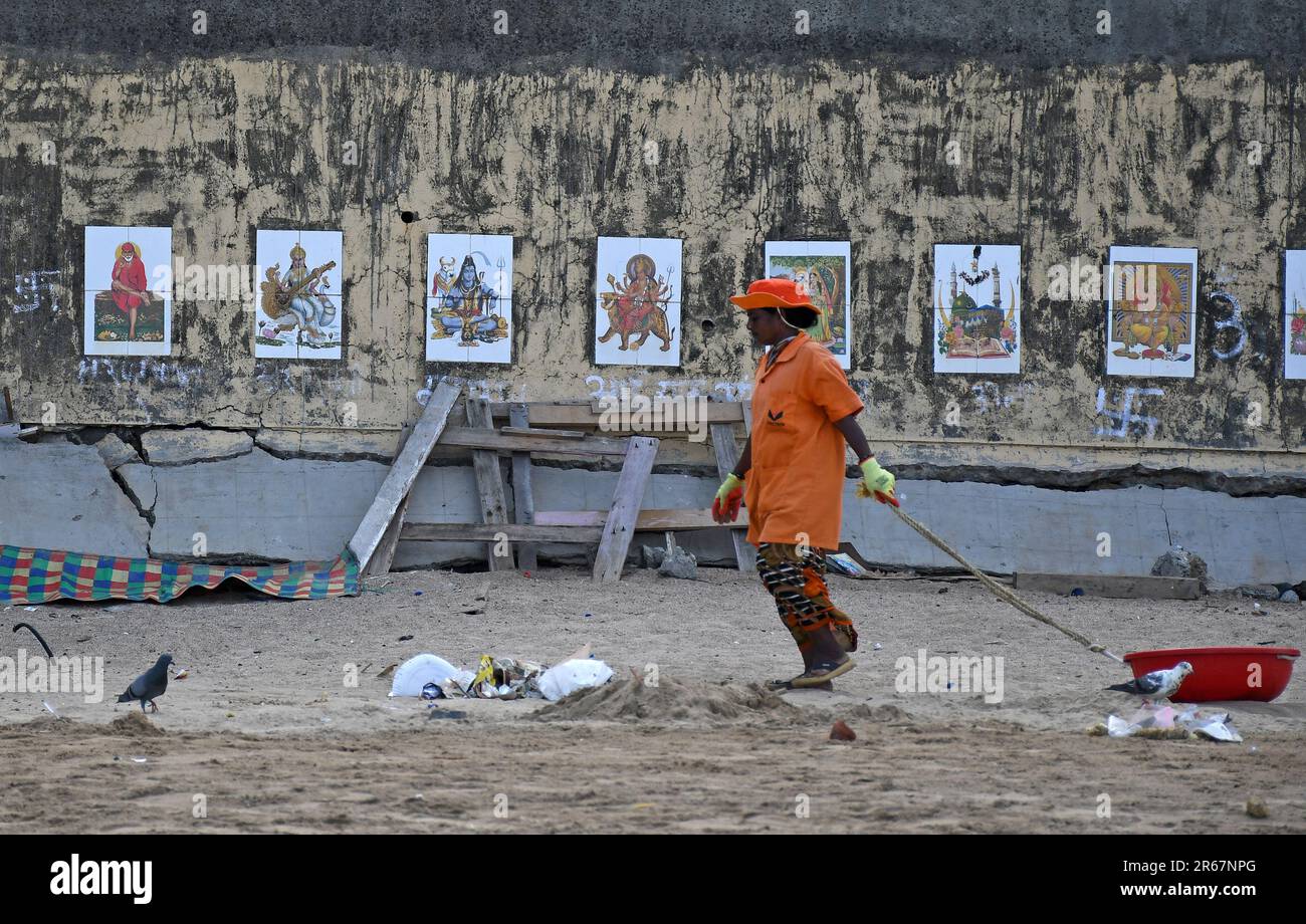 Mumbai, India. 21st maggio, 2023. Un addetto alla pulizia della spiaggia trascina un contenitore di plastica per trasportare il materiale di scarto sulla spiaggia di Mumbai. La Giornata Mondiale dell'Oceano si celebra il 8th giugno di ogni anno per creare consapevolezza nel mantenere l'oceano pulito da ogni tipo di inquinamento e proteggere la vita marina. (Foto di Ashish Vaishnav/SOPA Images/Sipa USA) Credit: Sipa USA/Alamy Live News Foto Stock