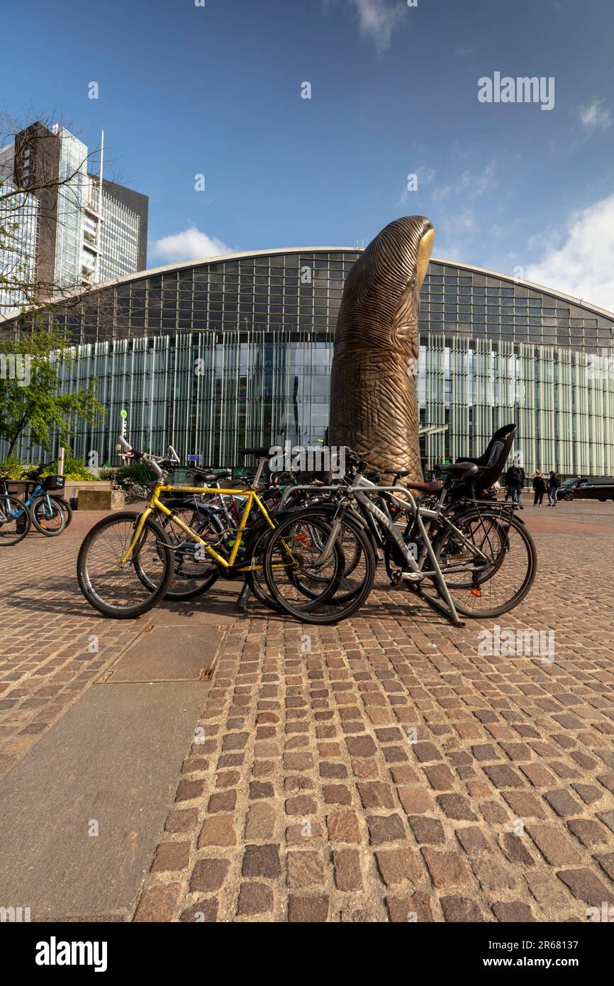 Biciclette ecologiche a Parigi con il pollice gigante a la Défense a metà strada e architettura moderna alle spalle al sole del tardo pomeriggio Foto Stock