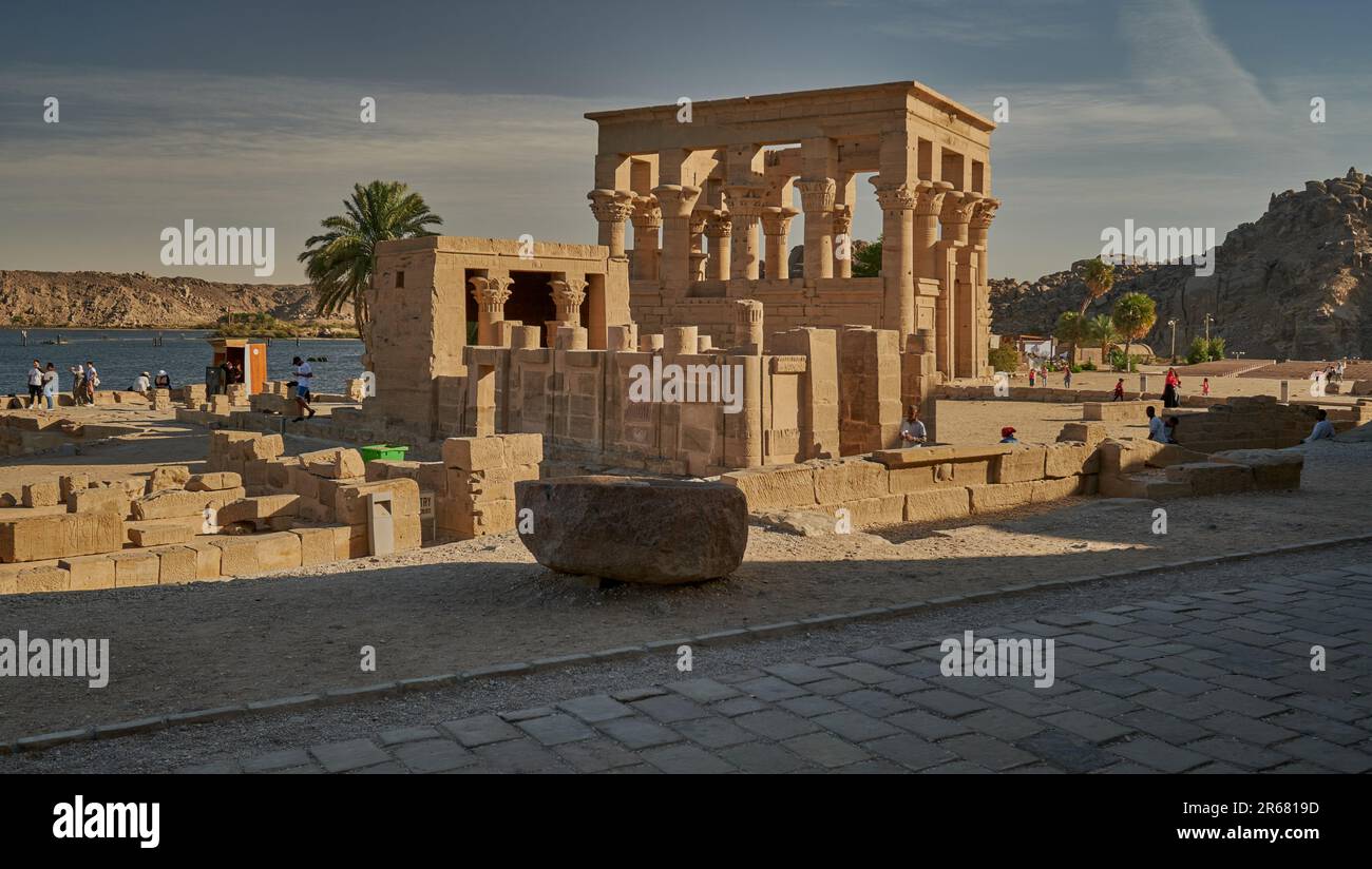 Philae tempio complesso, un complesso di tempio a base di isola nel serbatoio di Assuan Low Dam, a valle della diga di Assuan e Lago Nasser, Egitto. Foto Stock