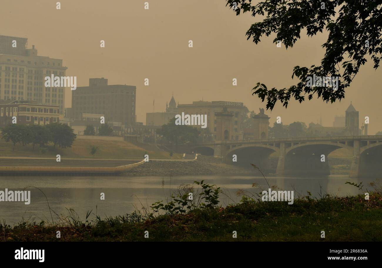 Wilkes barre, Stati Uniti. 07th giugno, 2023. Una foschia di colore giallo fumo si vede sul fiume Susquehanna. Il fumo proveniente dai fuochi selvatici canadesi ha raggiunto il nord-est della Pennsylvania gettando una foschia gialla. Il Dipartimento per la protezione ambientale ha dichiarato che è un "codice rosso" e consiglia alle persone di rimanere all'interno. Credit: SOPA Images Limited/Alamy Live News Foto Stock