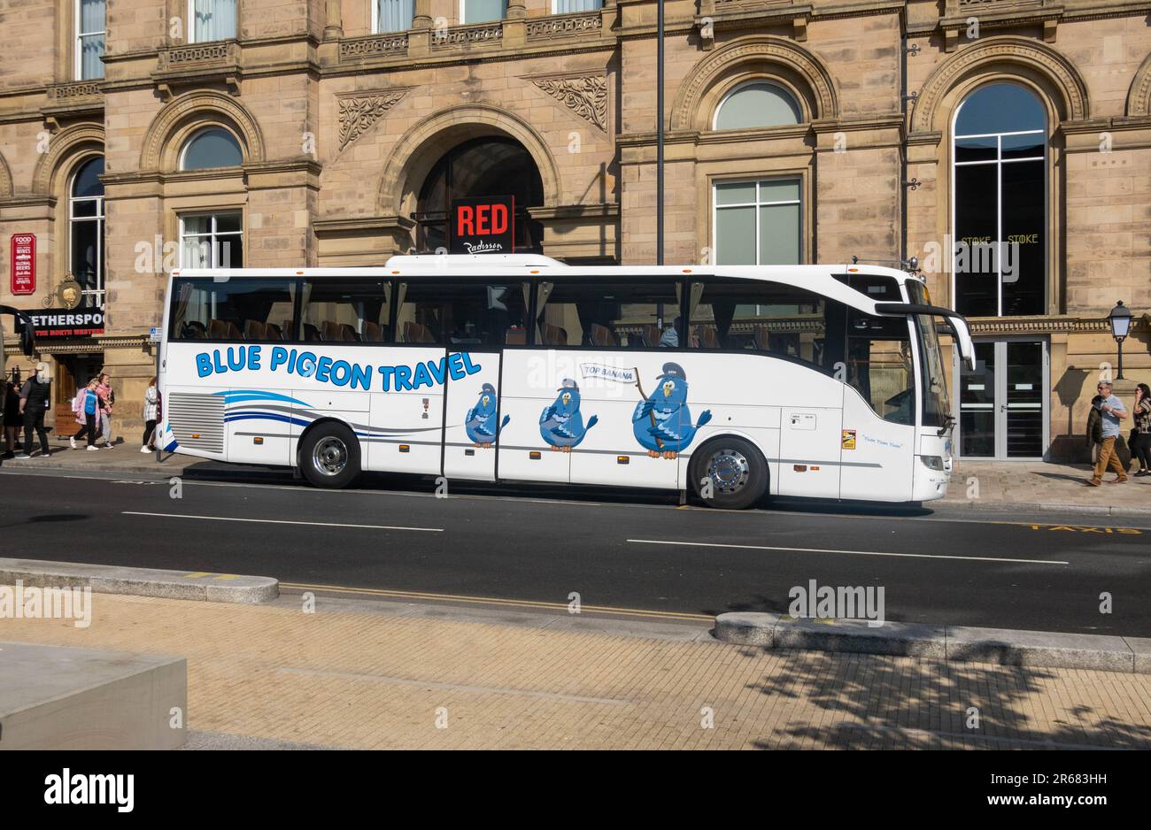 Autobus Blue Pigeon Travel fuori da un hotel a Liverpool Foto Stock