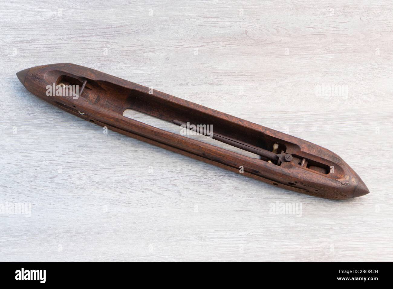 vintage tradizionale navetta in legno da un telaio isolato Foto Stock