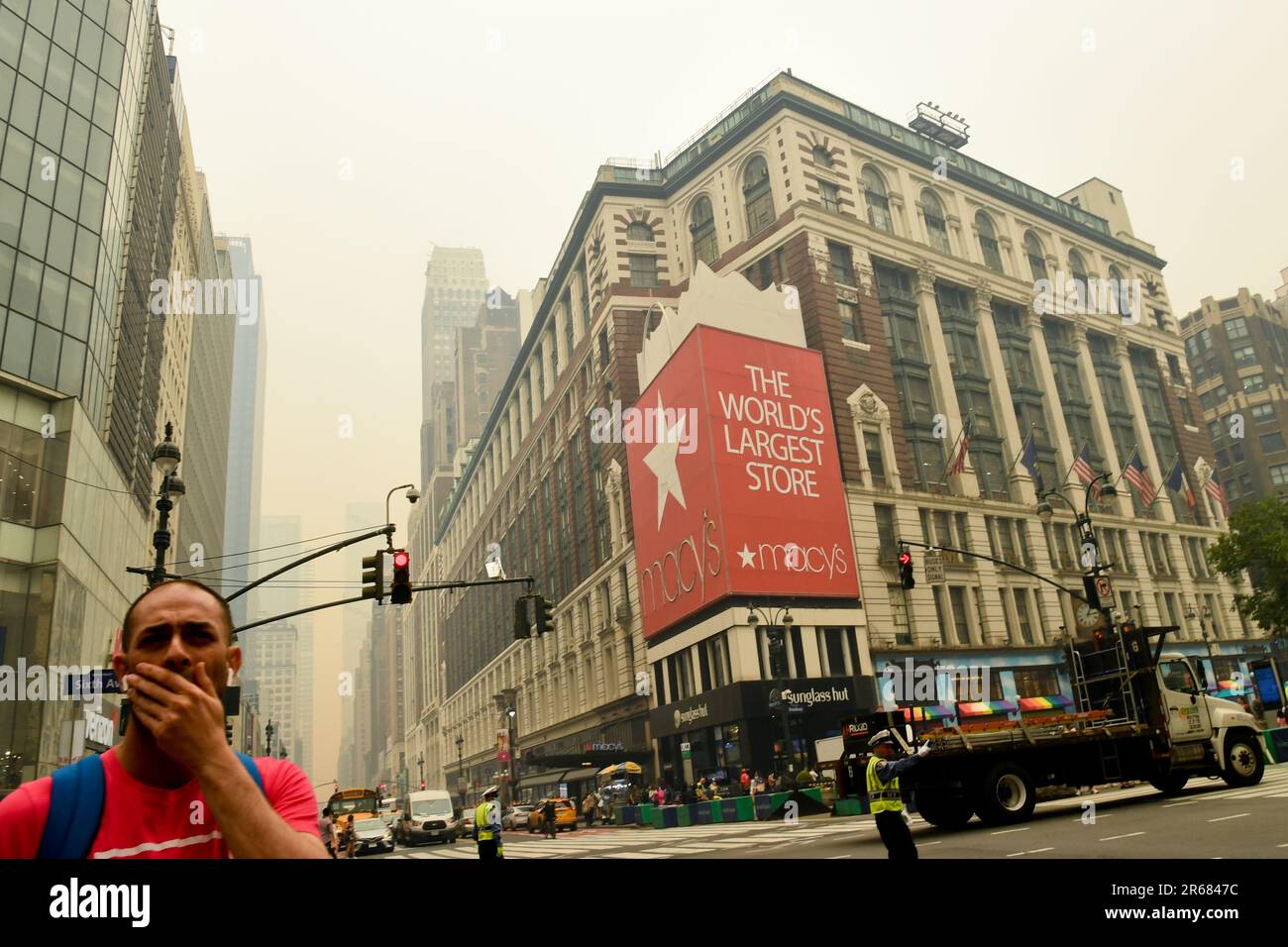 New York, Stati Uniti. 07th maggio, 2023. Una visione di Herald Square come un Air Quality Health Advisory è stata emessa a New York, NY, il 7 giugno 2023. Il fumo proveniente dai fuochi selvatici canadesi raggiunge New York City. (Foto di Efren Landaos/Sipa USA) Credit: Sipa USA/Alamy Live News Foto Stock