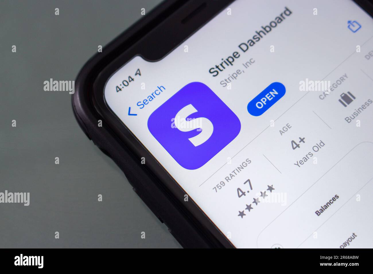 App mobile Stripe dashboard visibile in un App Store di un iPhone. Stripe, Inc. È un'azienda irlandese e statunitense che fornisce servizi finanziari e di pagamento Foto Stock
