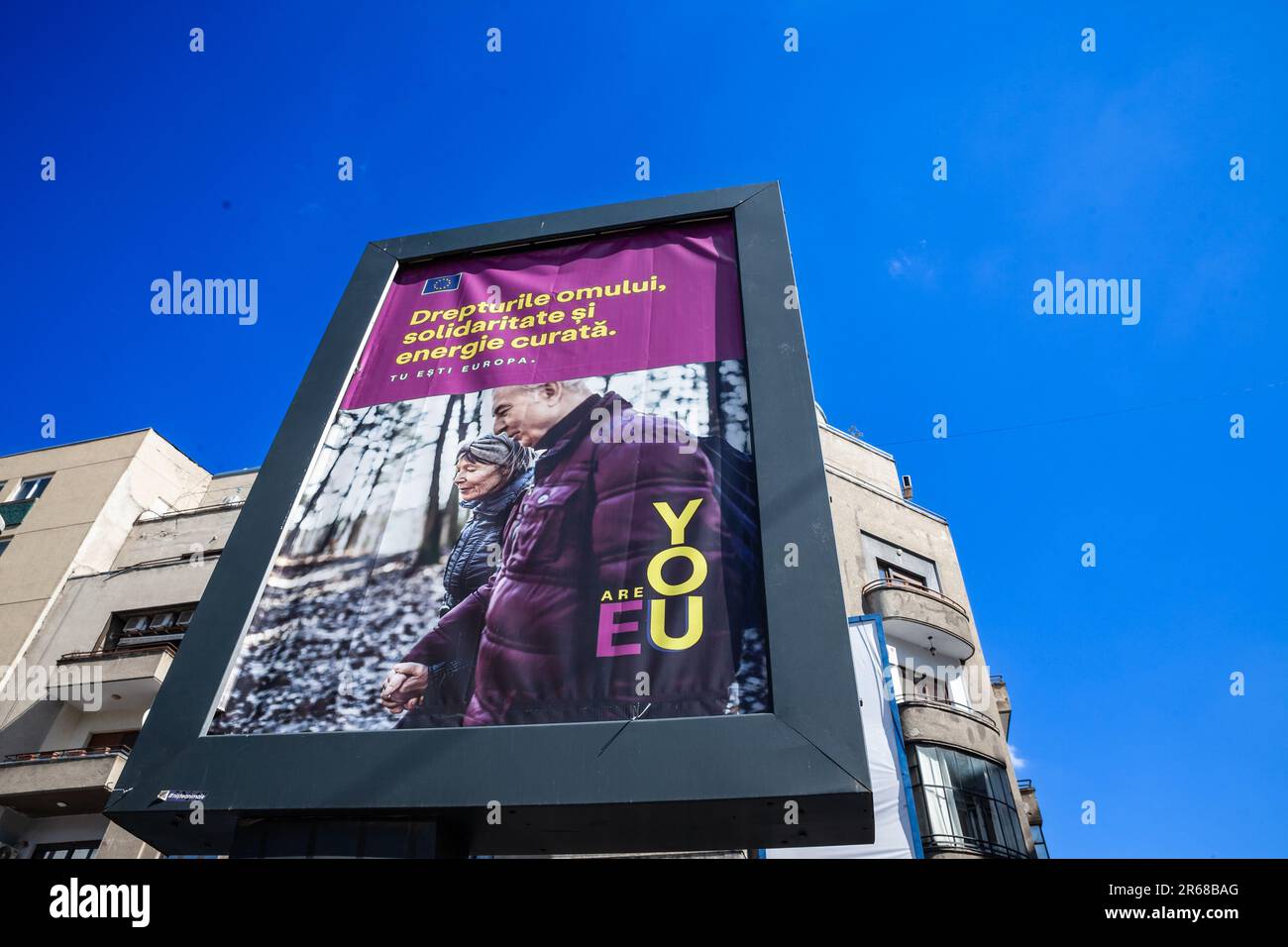 Immagine di un poster nel centro di Bucarest, Romania, che promuove il ruolo dell'UE nella promozione dei diritti umani. Foto Stock