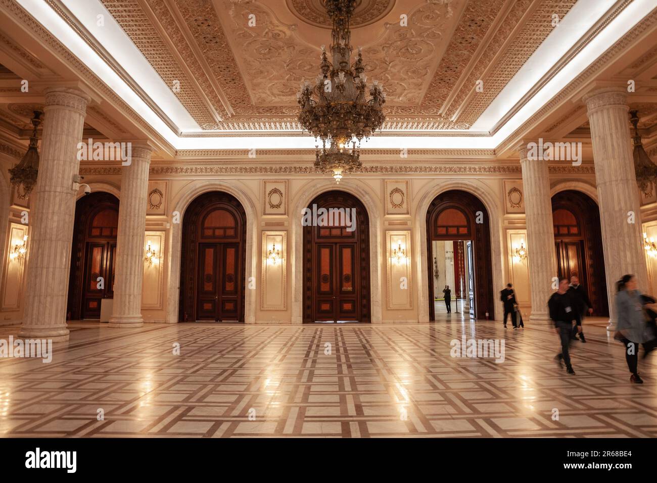 Immagine dell'interno del palazzo rumeno del parlamento, con una particolare attenzione alle grandi porte in legno di una sala di ricevimento. Il Palazzo del Parlamento, al Foto Stock