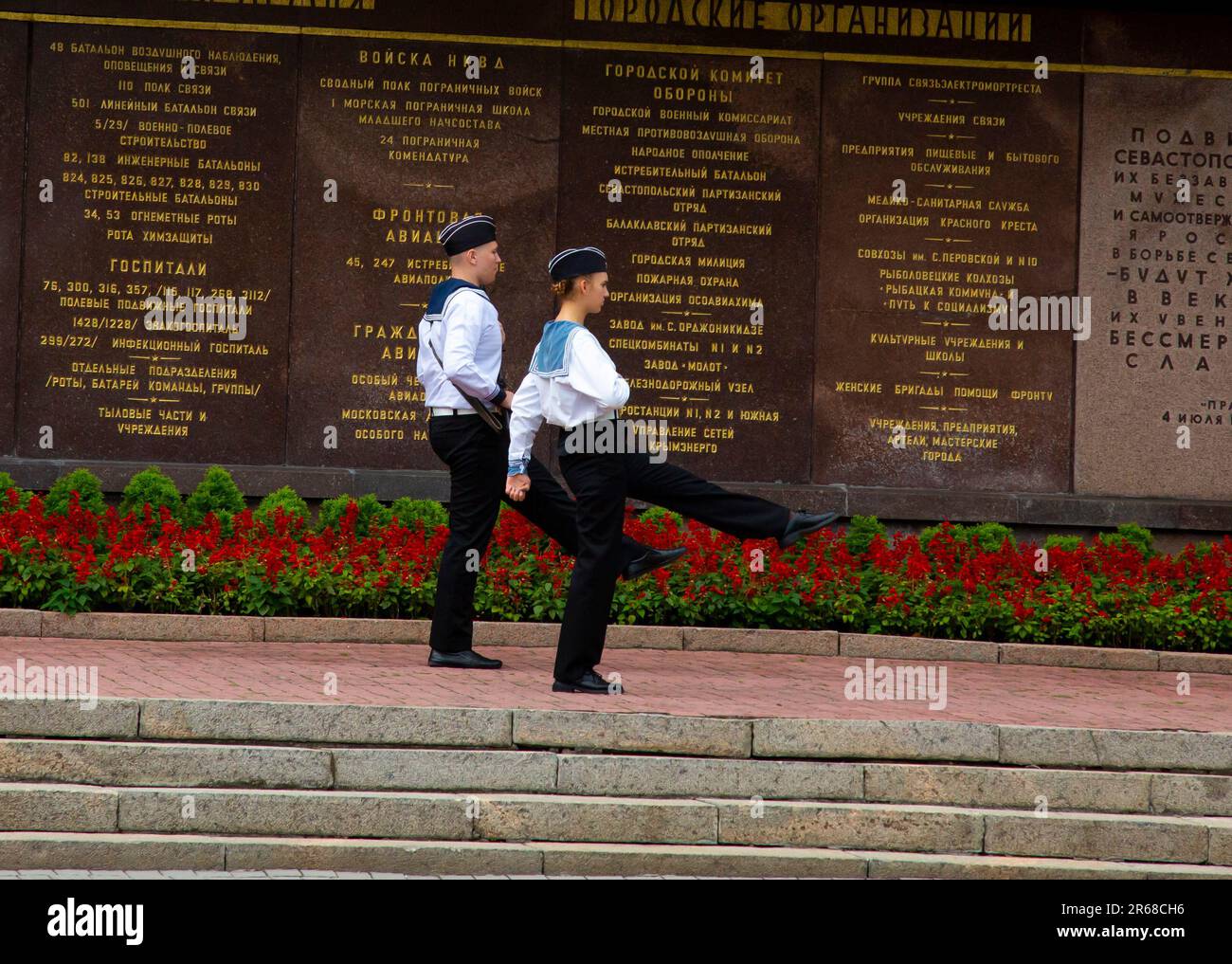 Sevastopol, Crimea. 26th Set, 2021. I cadetti stanno marciando vicino al Memoriale della difesa eroica di Sevastopol. Credit: Katrina Kochneva/ZUMA Wire/Alamy Live News Foto Stock