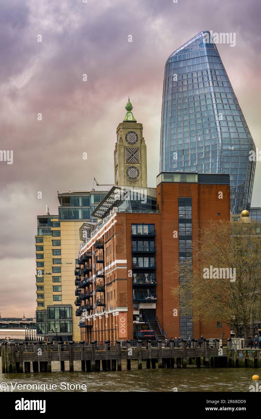 LONDRA, INGHILTERRA - 18th APRILE 2023 : Vista della torre di oxo, del molo della torre di oxo e di un Blackfriars sulla Southbank in una serata di sputing nuvoloso Foto Stock
