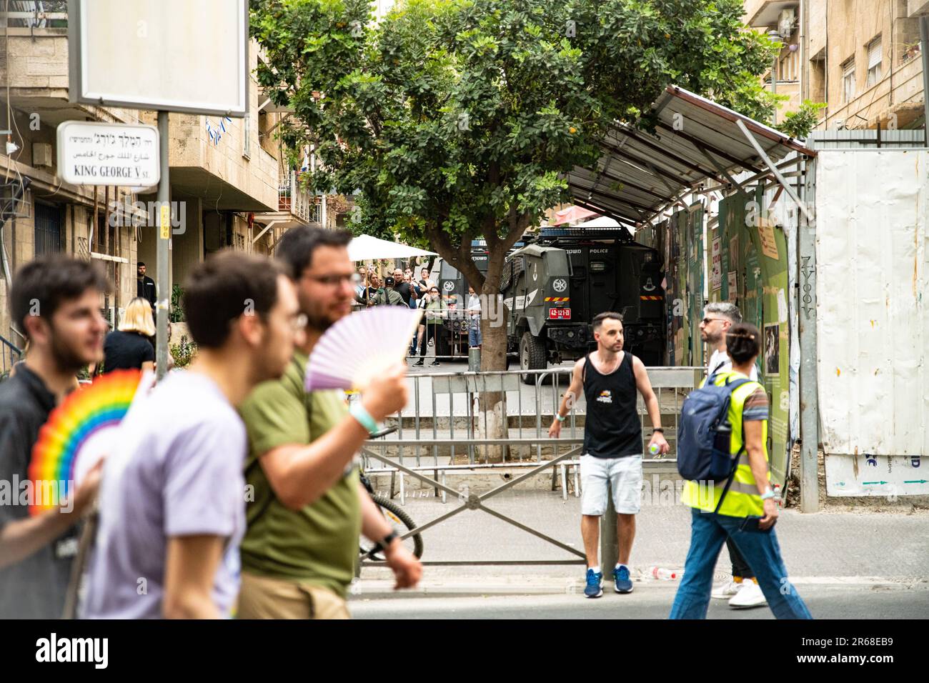 Israele. 01st giugno, 2023. I partecipanti alla Pride Parade di Gerusalemme passeranno un checkpoint della polizia israeliana e le barriere, uno dei tanti che sono stati collocati lungo la rotta di marcia per proteggere i partecipanti alla parata dopo violenti attacchi negli anni precedenti. Gerusalemme, Israele. Giugno 01th 2023. (Matan Golan/Sipa USA). Credit: Sipa USA/Alamy Live News Foto Stock