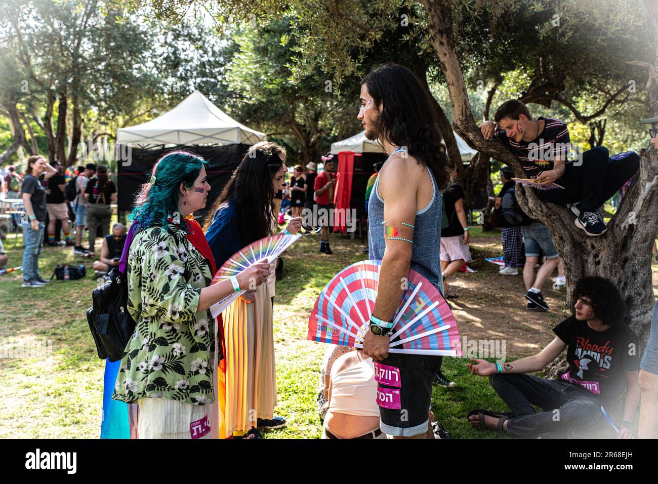 Israele. 01st giugno, 2023. I giovani israeliani parlano mentre aspettano l'inizio della parata annuale dell'orgoglio di Gerusalemme. Gerusalemme, Israele. Giugno 01th 2023. (Matan Golan/Sipa USA). Credit: Sipa USA/Alamy Live News Foto Stock
