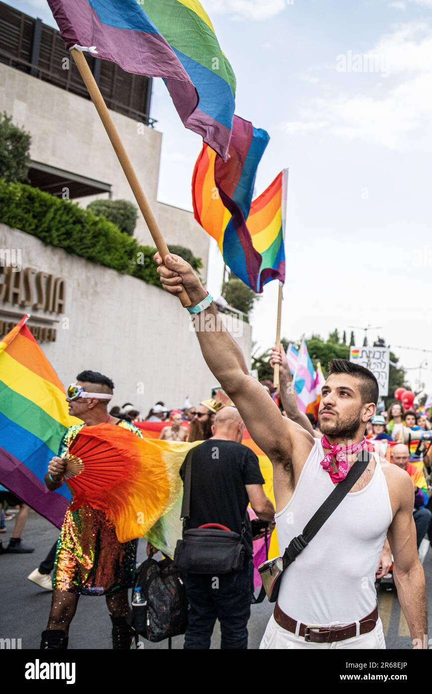 Israele. 01st giugno, 2023. I giovani israeliani hanno sventolare la bandiera dell'orgoglio. Migliaia di persone hanno marciato nella parata annuale della Pride di Gerusalemme. Gerusalemme, Israele. Giugno 01th 2023. (Matan Golan/Sipa USA). Credit: Sipa USA/Alamy Live News Foto Stock