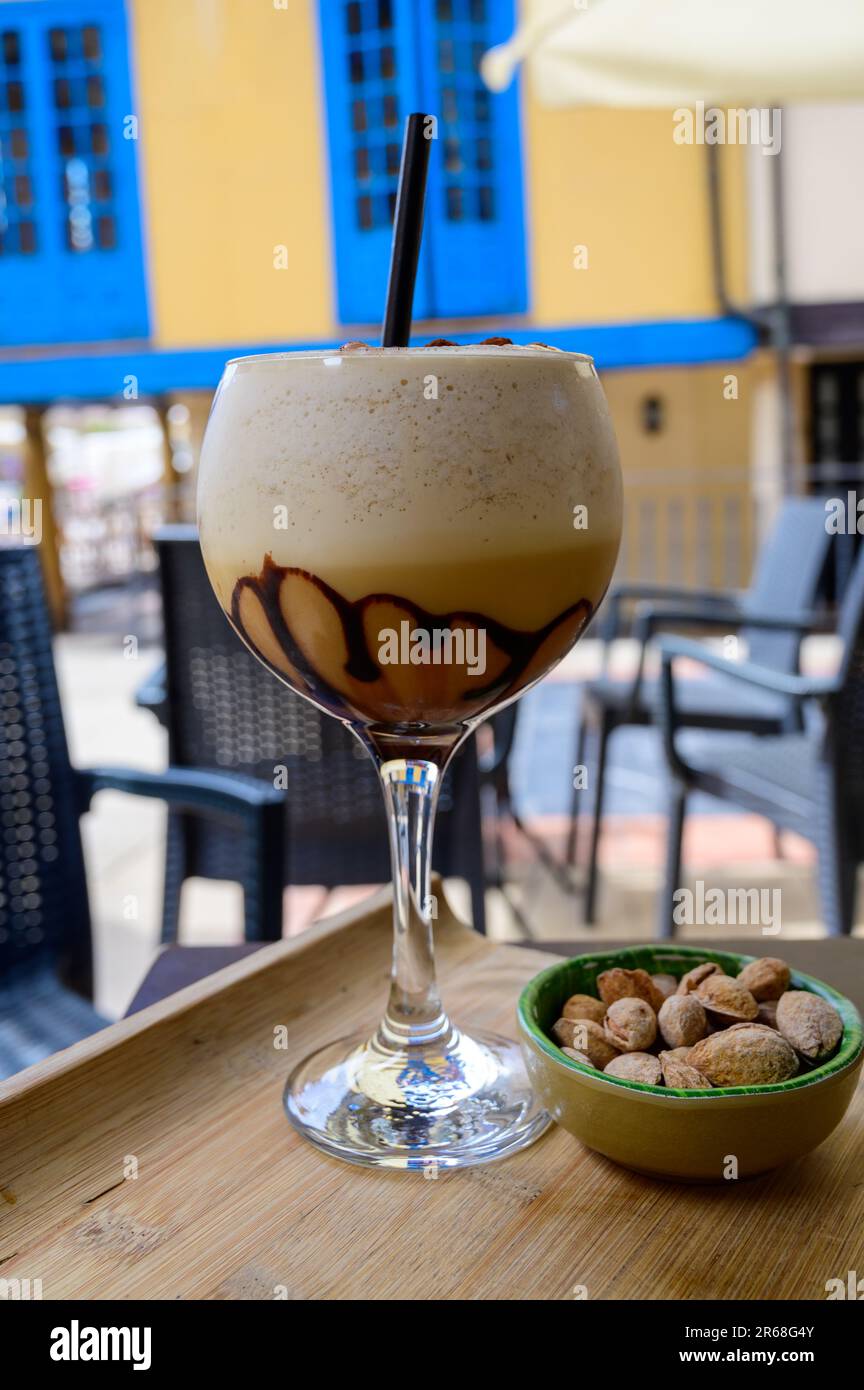 Glass di caffè ghiacciato frappuccino con panna montata, cioccolato e cubetti di ghiaccio serviti nella caffetteria all'aperto di Oviedo, Asturias, Spagna Foto Stock