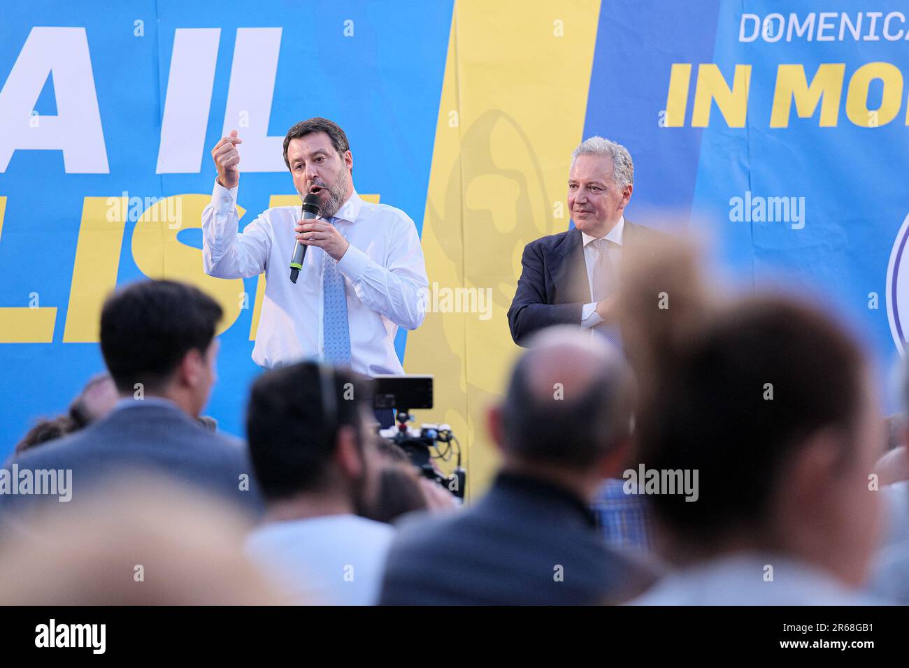 Termoli, Italia. 07th giugno, 2023. Il Ministro delle infrastrutture e dei Trasporti Matteo Salvini (L) e Michele Marone (R), responsabile della Lega Molise (Lega), si sono visti durante un raduno elettorale per le elezioni regionali Molise a Termoli. (Foto di Elena Vizzoca/SOPA Images/Sipa USA) Credit: Sipa USA/Alamy Live News Foto Stock