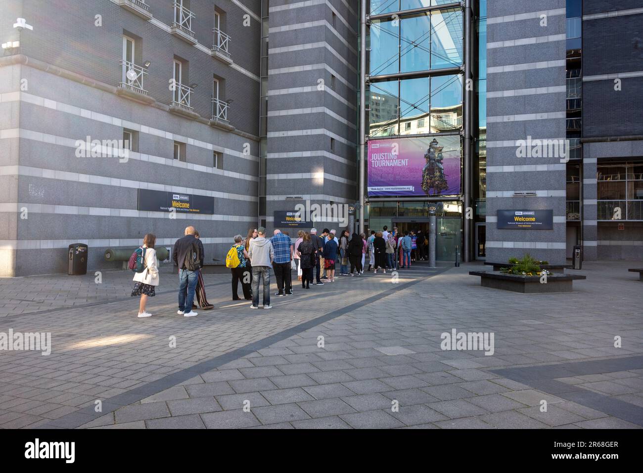 Persone in coda per entrare al Royal Armouries Museum, Leeds Foto Stock