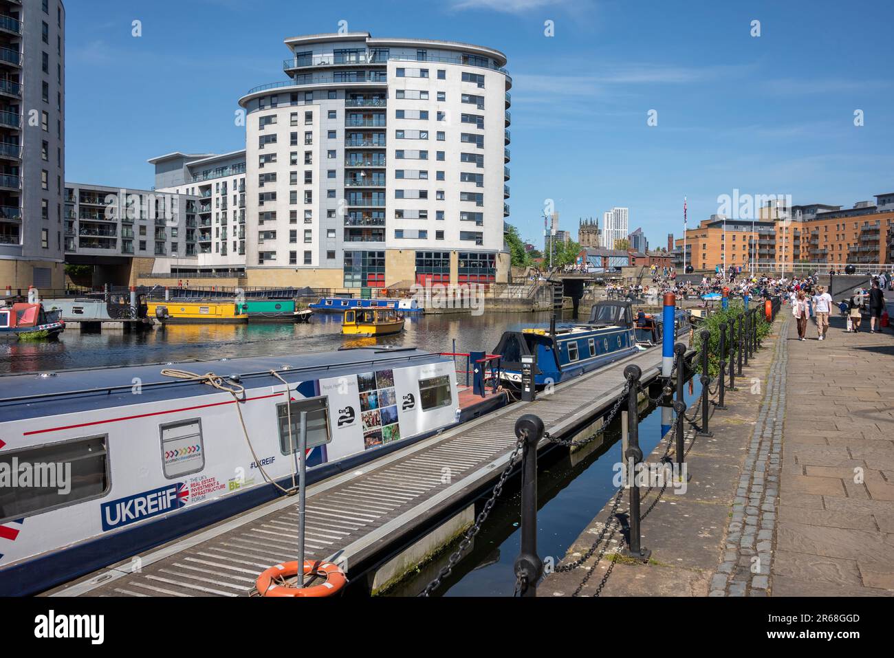 Barche a remi ed edifici moderni al Leeds Dock, Leeds Foto Stock