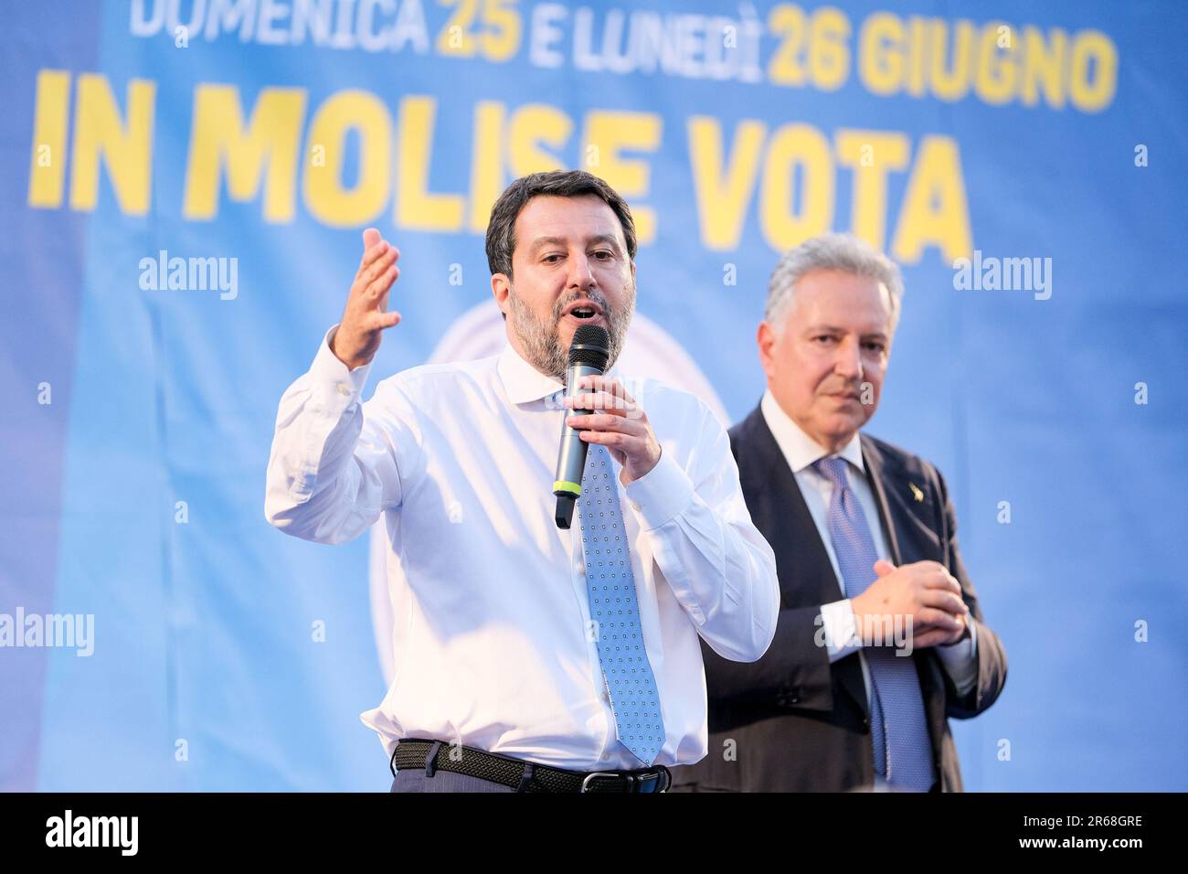 Termoli, Italia. 07th giugno, 2023. Il Ministro delle infrastrutture e dei Trasporti Matteo Salvini e Michele Marone, responsabile della Lega Molise durante un raduno elettorale per le elezioni regionali Molise a Termoli. (Foto di Davide di Lalla/SOPA Images/Sipa USA) Credit: Sipa USA/Alamy Live News Foto Stock