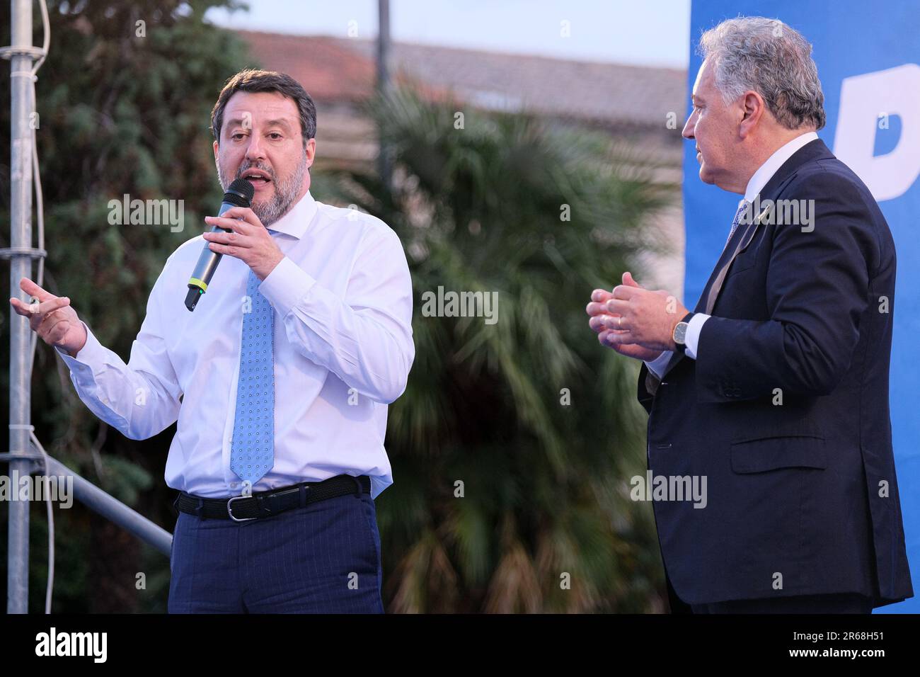 Il Ministro delle infrastrutture e dei Trasporti Matteo Salvini (L) e Michele Marone (R), responsabile della Lega Molise (Lega), si sono visti durante un raduno elettorale per le elezioni regionali Molise a Termoli. Foto Stock