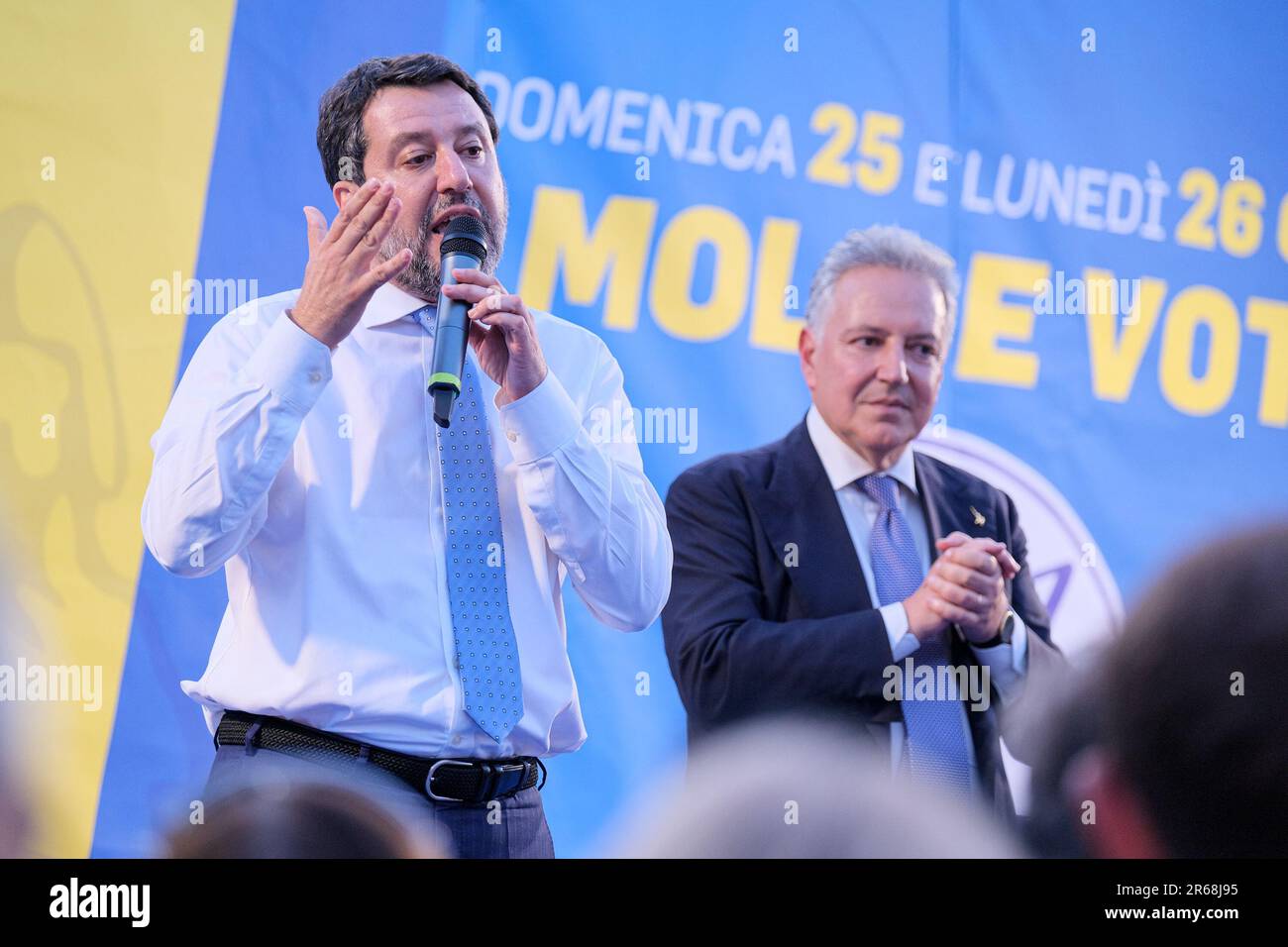 Termoli, Italia. 7th giugno, 2023. Il Ministro delle infrastrutture e dei Trasporti Matteo Salvini (L) e Michele Marone (R), responsabile della Lega Molise (Lega), si sono visti durante un raduno elettorale per le elezioni regionali Molise a Termoli. (Credit Image: © Elena Vizzoca/SOPA Images via ZUMA Press Wire) SOLO PER USO EDITORIALE! Non per USO commerciale! Foto Stock