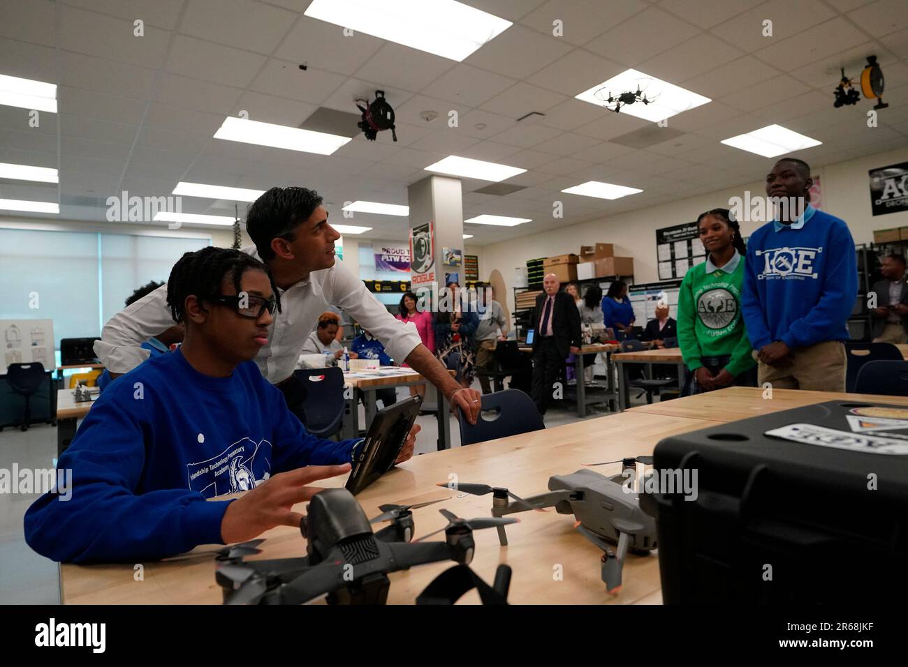 Il primo ministro Rishi Sunak guarda una dimostrazione di droni di Keith Williamson, 17 anni, durante una visita alla Friendship Technology Preparatory High School durante la sua visita a Washington DC negli Stati Uniti. Data immagine: Mercoledì 7 giugno 2023. Foto Stock