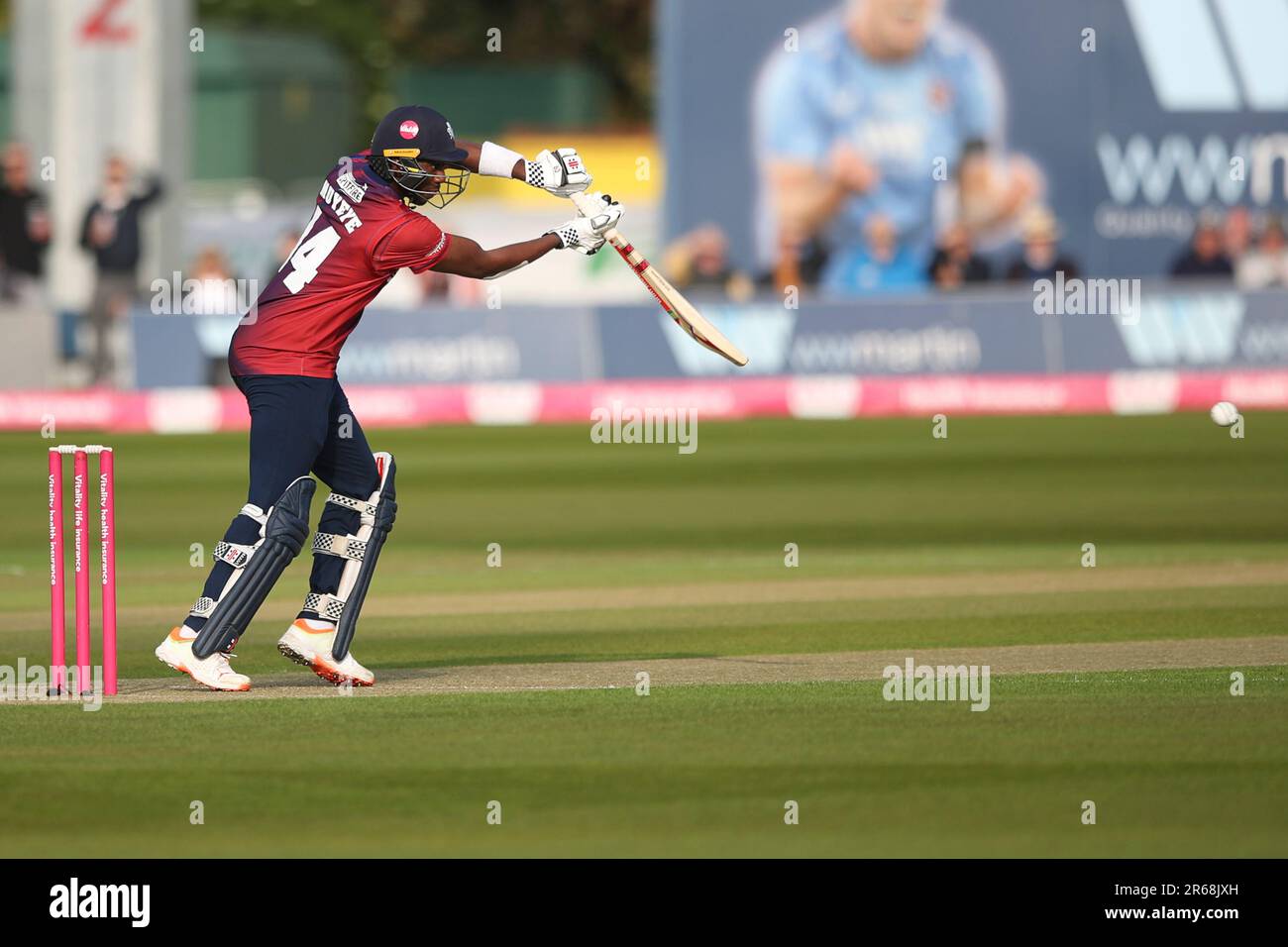 Tawanda Muyeye Kent Cricket batsman ha fatto una corsa durante l'incontro Blast Vitality T20 tra il Kent County Cricket Club e l'Essex presso il St Lawrence Ground, Canterbury, mercoledì 7th giugno 2023. (Foto: Tom West | NOTIZIE MI) Credit: NOTIZIE MI & Sport /Alamy Live News Foto Stock