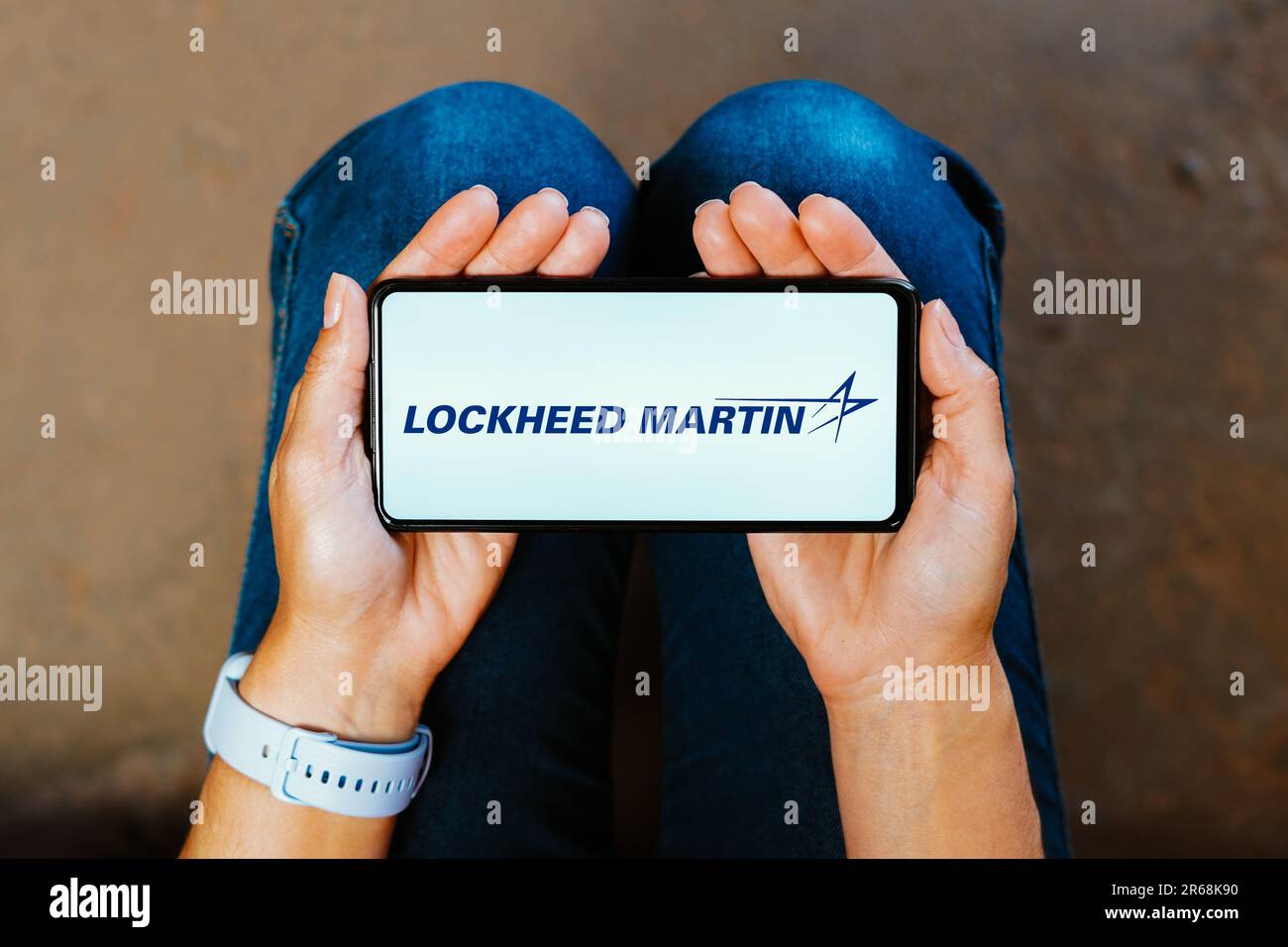 In questa immagine, il logo Lockheed Martin Corporation viene visualizzato sullo schermo dello smartphone Foto Stock