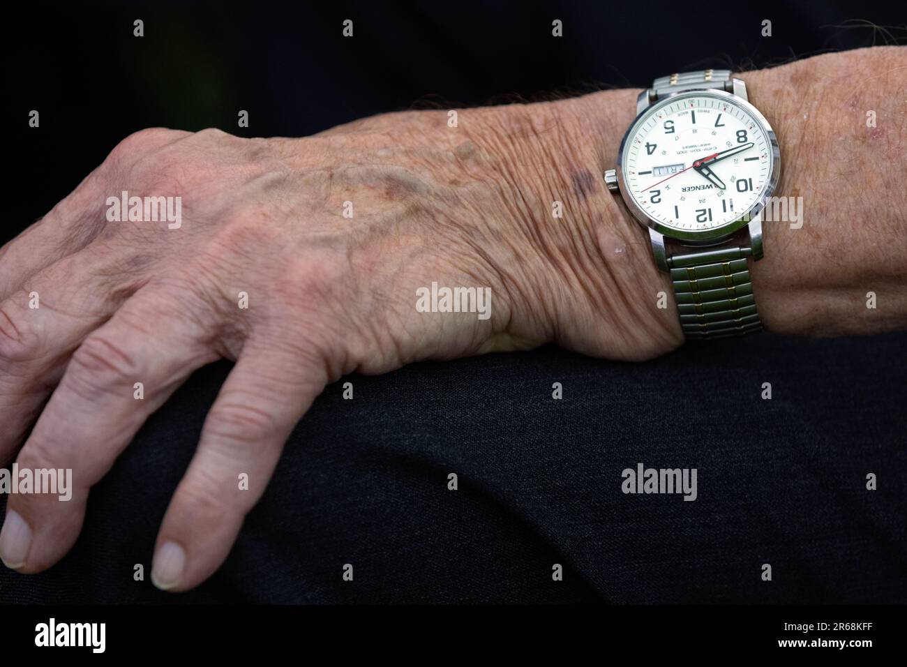 Un'anziana mano di mans primo piano polso tempo di guardare Foto Stock