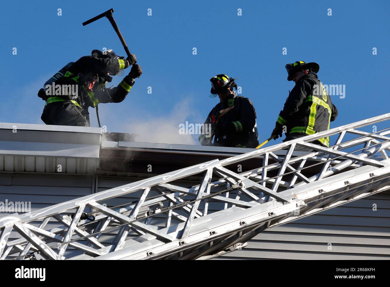 Vigili del fuoco su un tetto Foto Stock