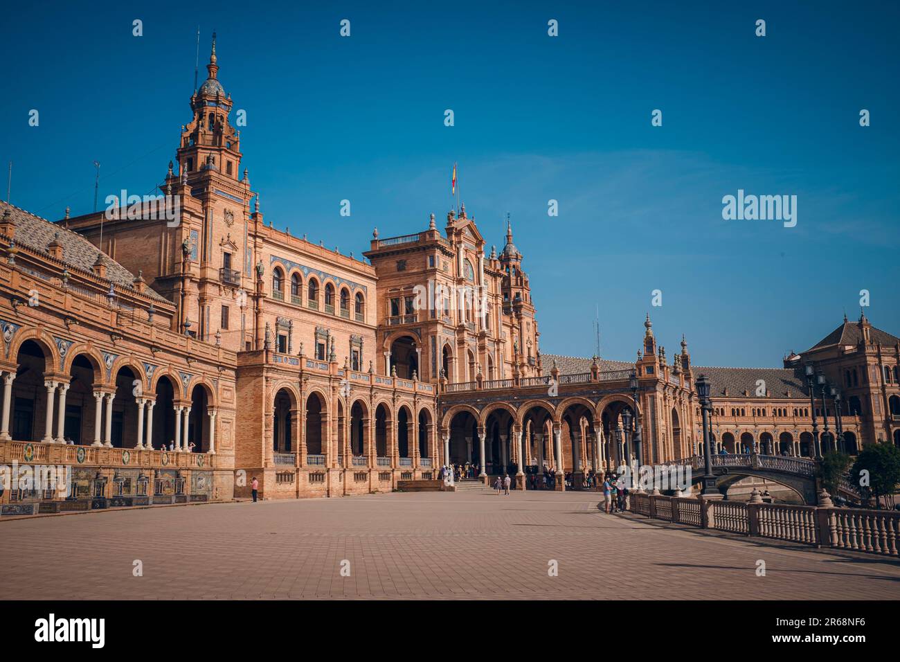 Immagine di Plaza de España a Siviglia con i suoi cavalli che tirano le carrozze. Foto Stock