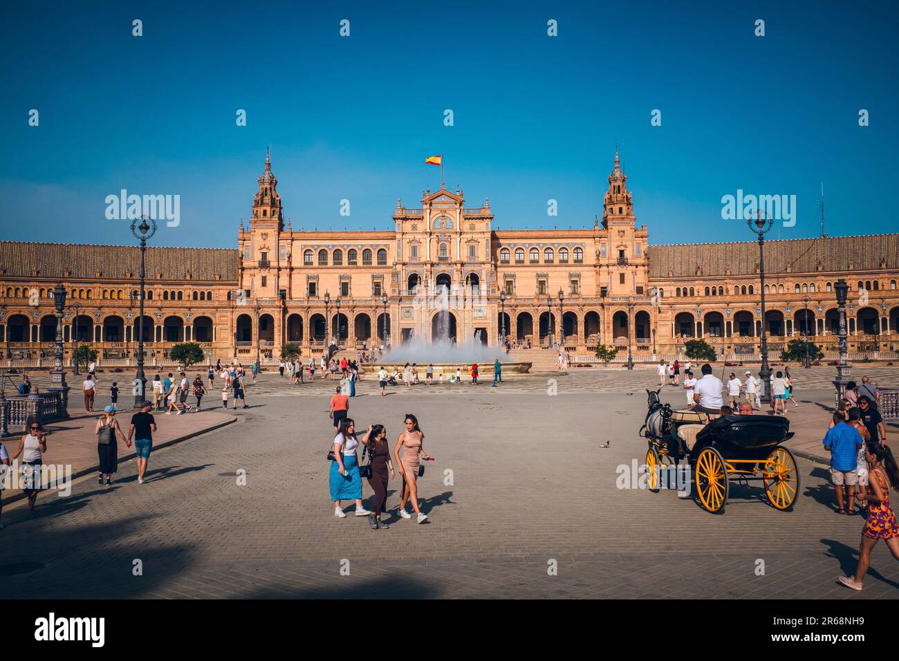 Immagine di Plaza de España a Siviglia con i suoi cavalli che tirano le carrozze. Foto Stock