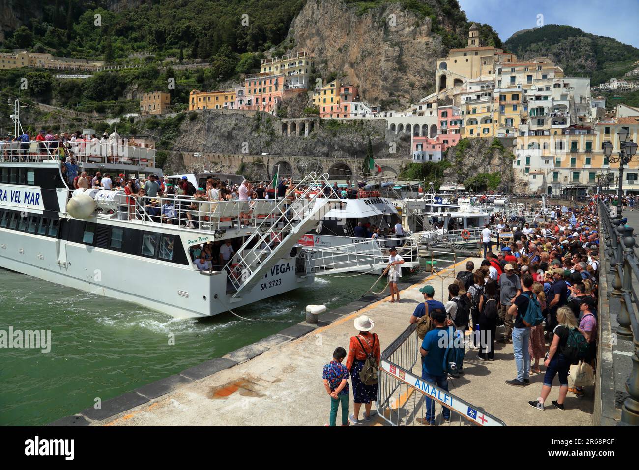 Amalfi. Affollato terminal traghetti, Costiera Amalfitana (Costiera amalfitana / Costa d'Amalfi). Porto di Amalfi / Porto di Amalfi. Foto Stock