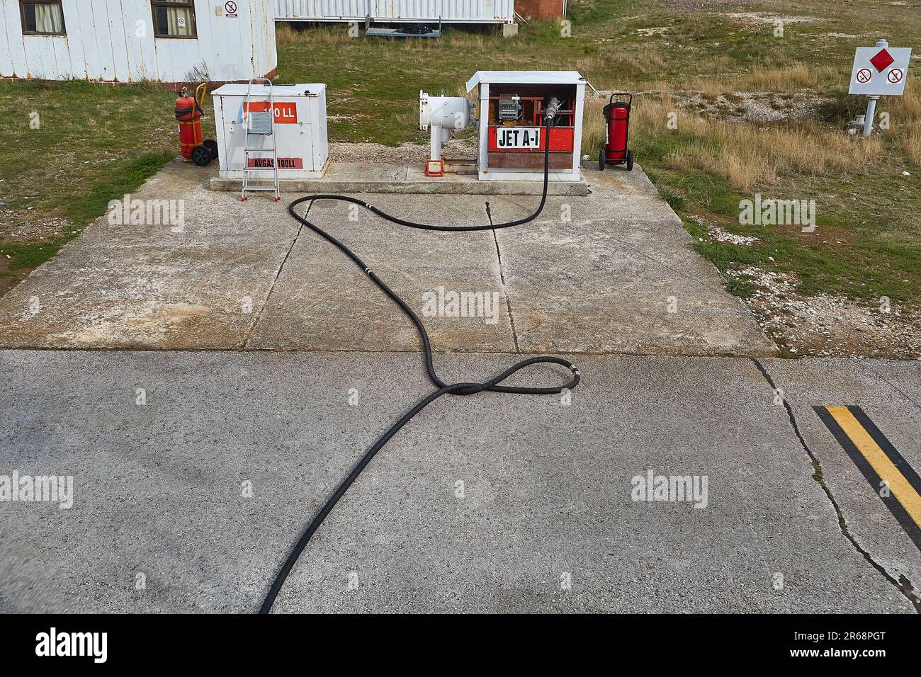 Jet Fuel Pump in un piccolo aeroporto Foto Stock