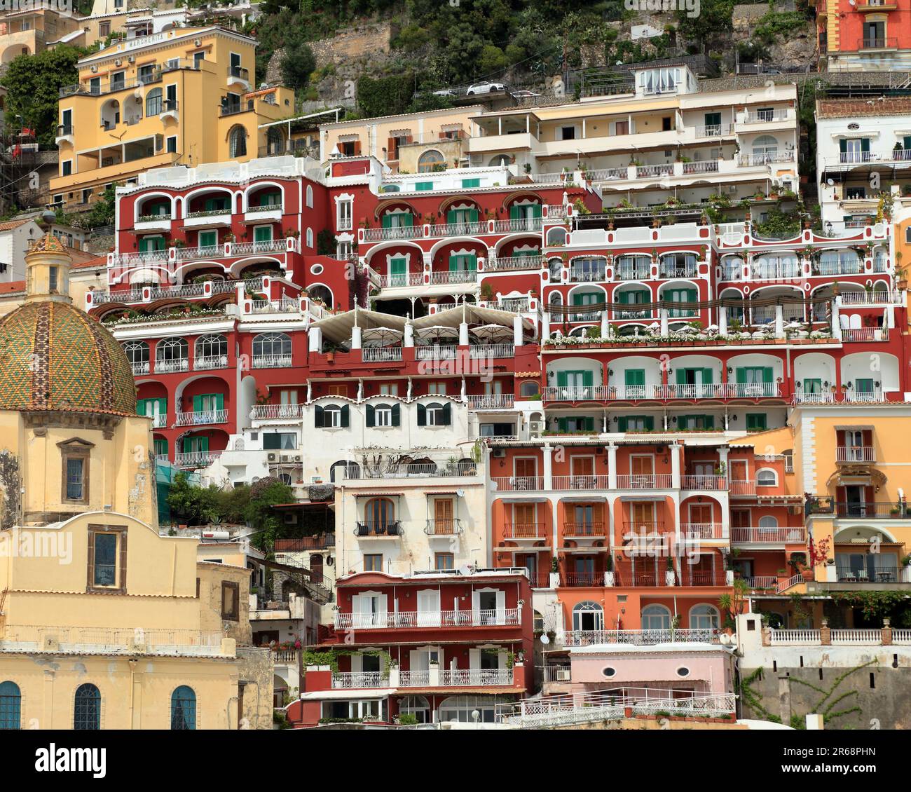 Case colorate su una scogliera a Positano, Costiera Amalfitana (Costiera amalfitana / Costa d'Amalfi) Foto Stock