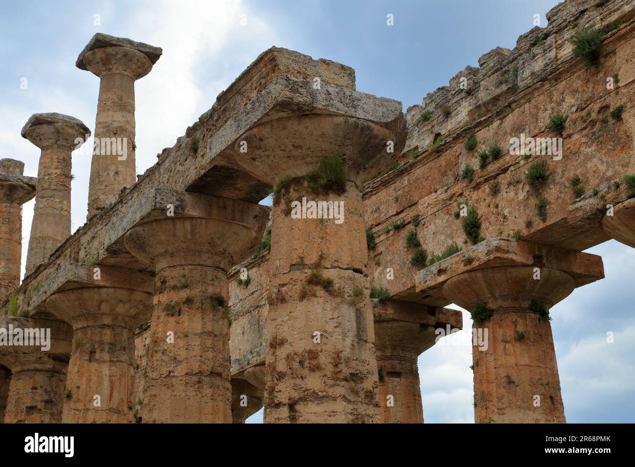 Templi greci dell'antica città greca Paestum in Italia. Tempio di Poseidone (secondo Tempio di Hera). Templi di paestum. Antica architettura greca. Foto Stock