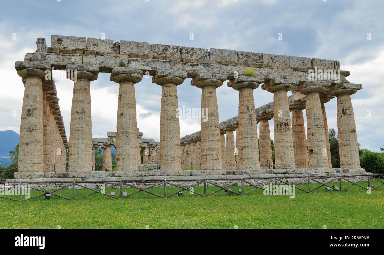 Templi greci dell'antica città greca Paestum in Italia. Tempio di Hera. Templi di paestum Foto Stock