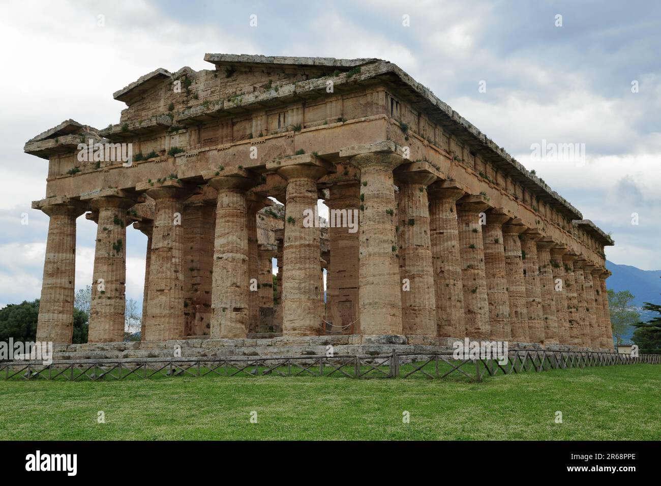 Templi greci dell'antica città greca Paestum in Italia. Tempio di Poseidone (secondo Tempio di Hera). Templi di paestum Foto Stock