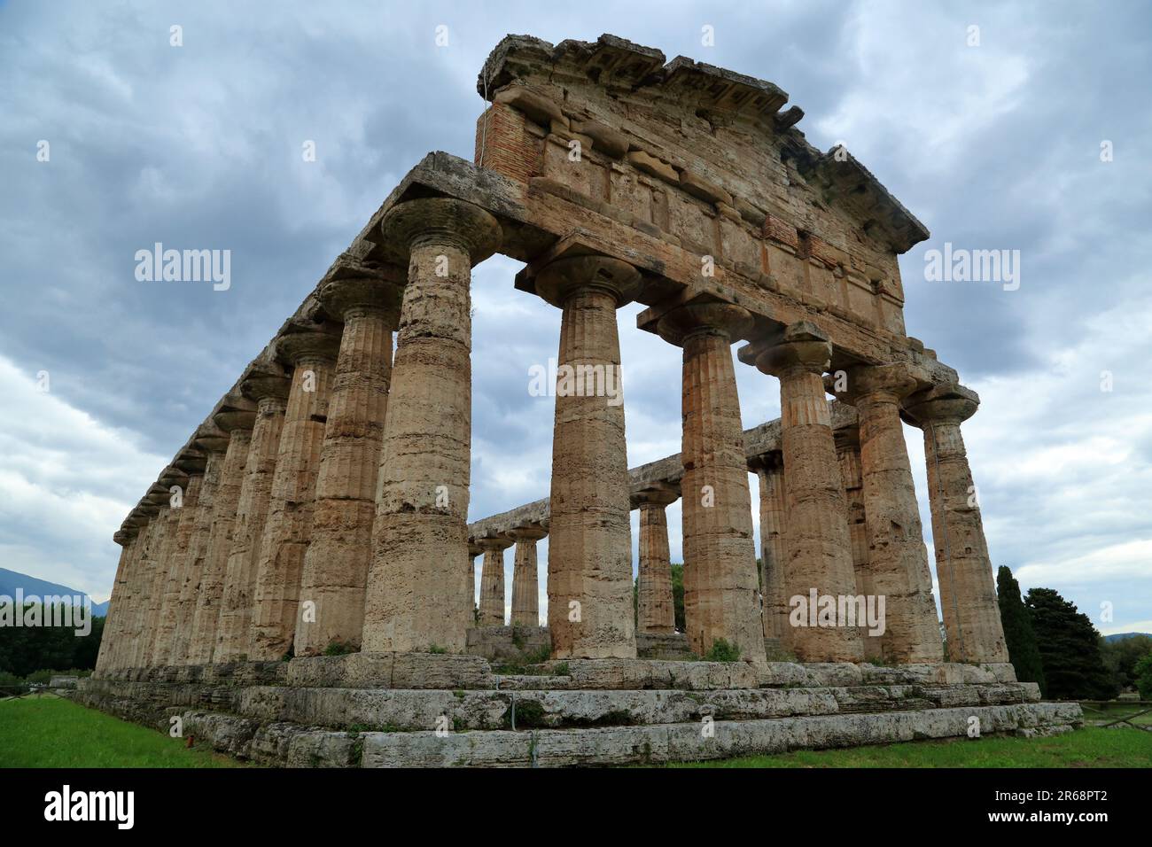 Templi greci dell'antica città greca Paestum in Italia. Tempio di Atena. Templi di paestum Foto Stock