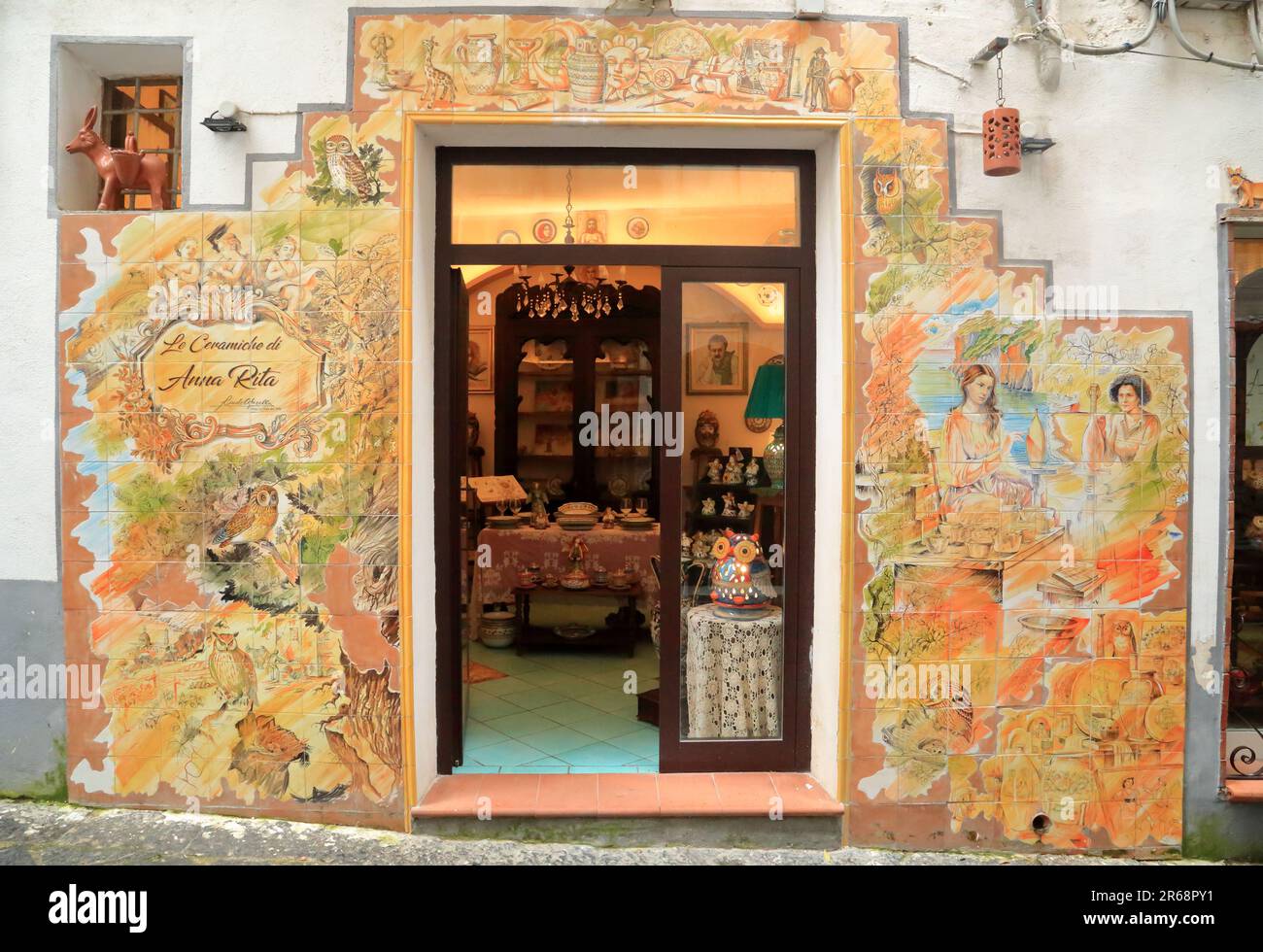 Facciata in ceramica di un negozio di ceramica a Vietri sul Mare, Italia Foto Stock