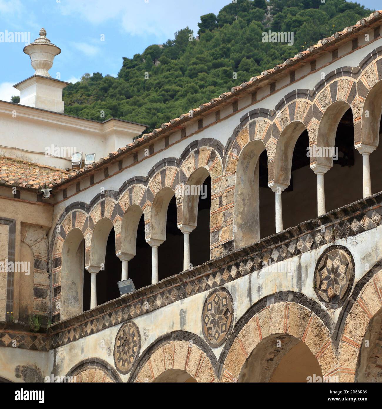 Passerella porticato coperto della Cattedrale di Salerno, Italia. Duomo di Salerno Foto Stock