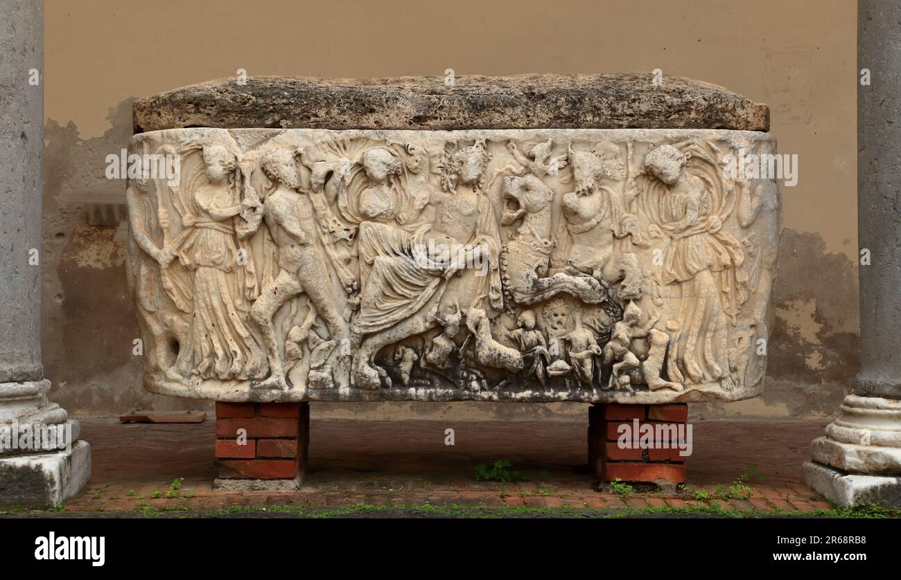 Sarcofago romano con Dioniso sulla sua pantera, Cattedrale di Salerno, Italia. Duomo di Salerno Foto Stock