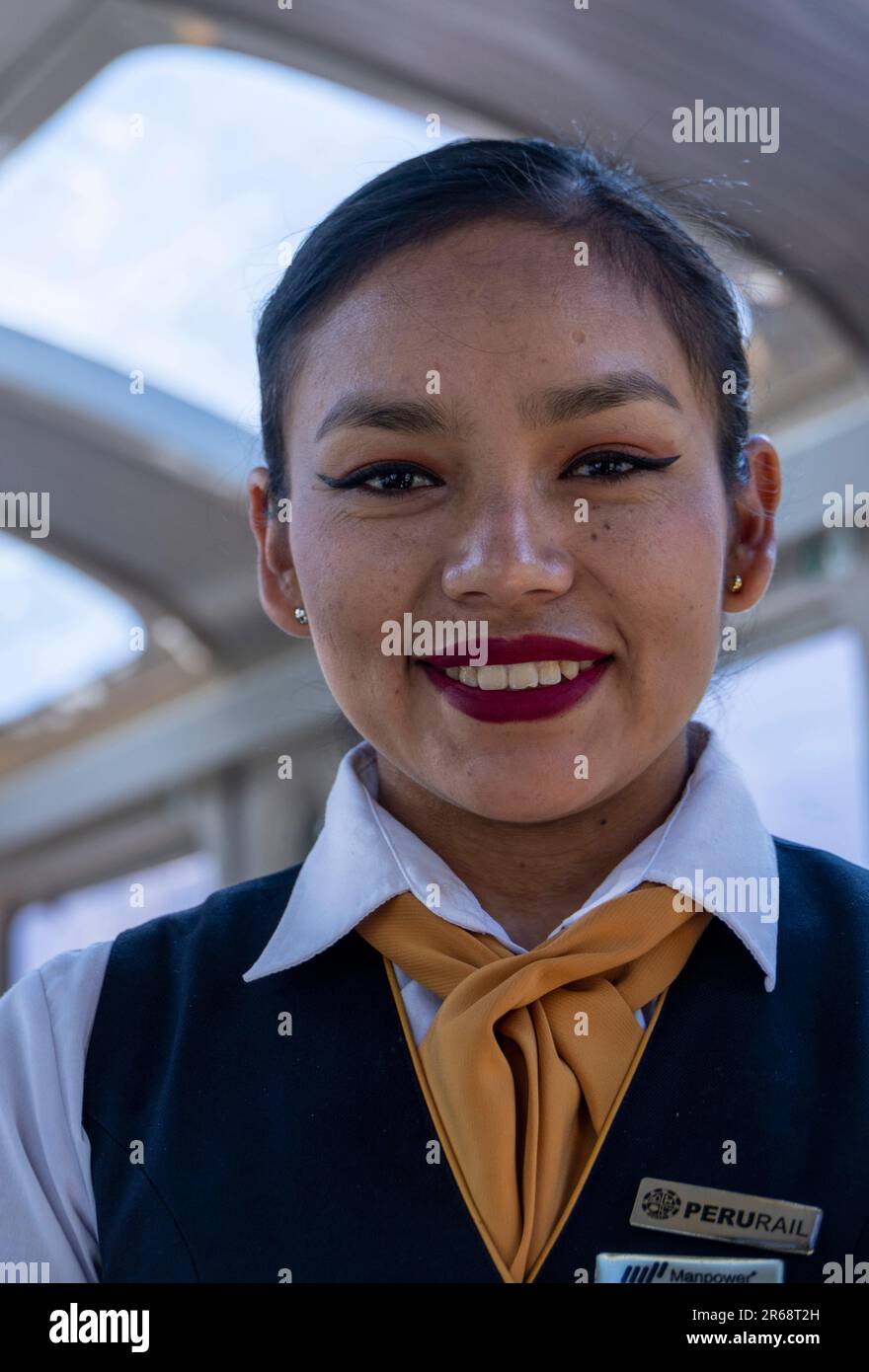 Conduttore femmina, PeruRail Vistadome Carriage, treno da Cusco a Machu Picchu.Peru Foto Stock