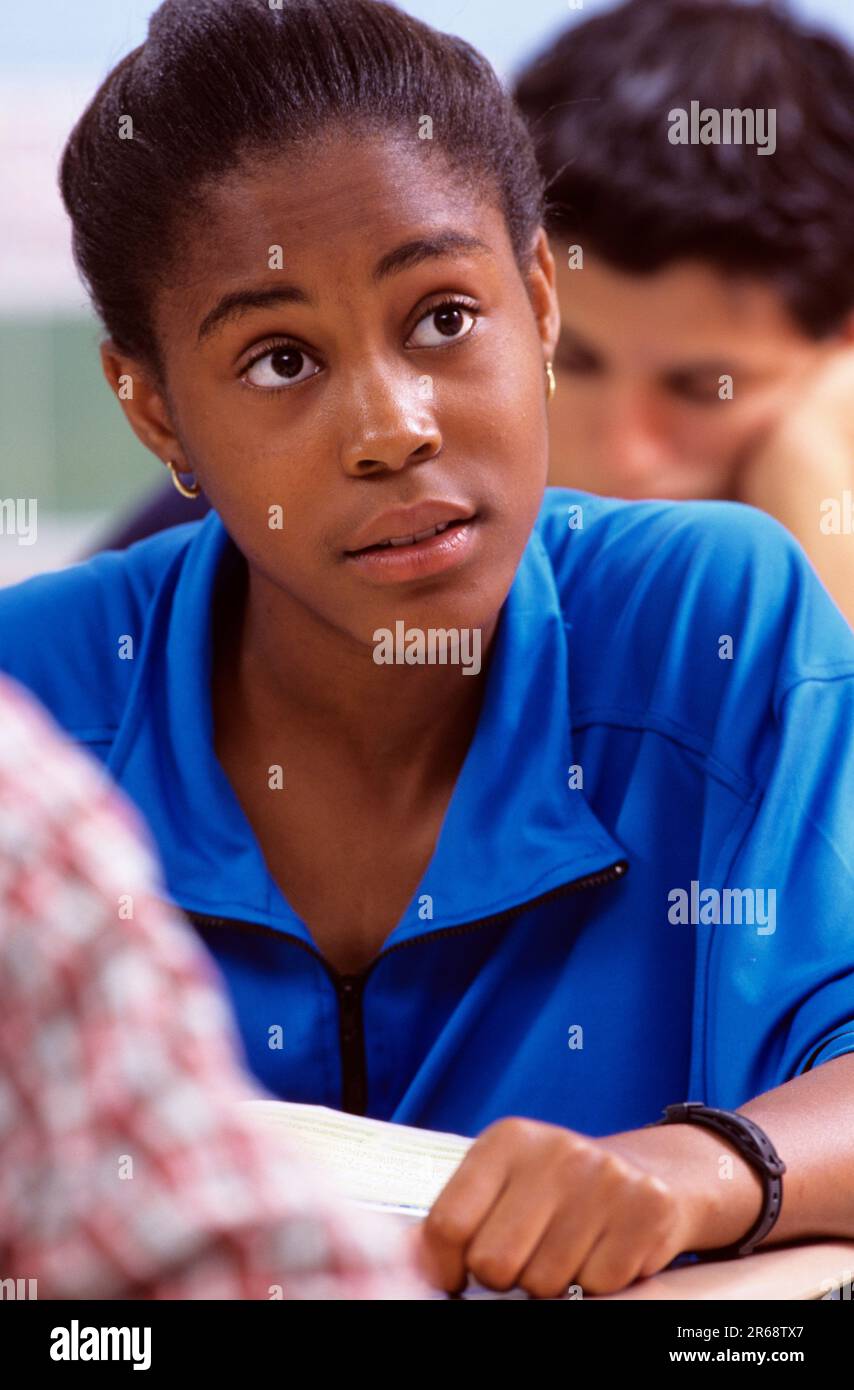 Studentessa afro-americana di scuola superiore che presta attenzione in classe Foto Stock